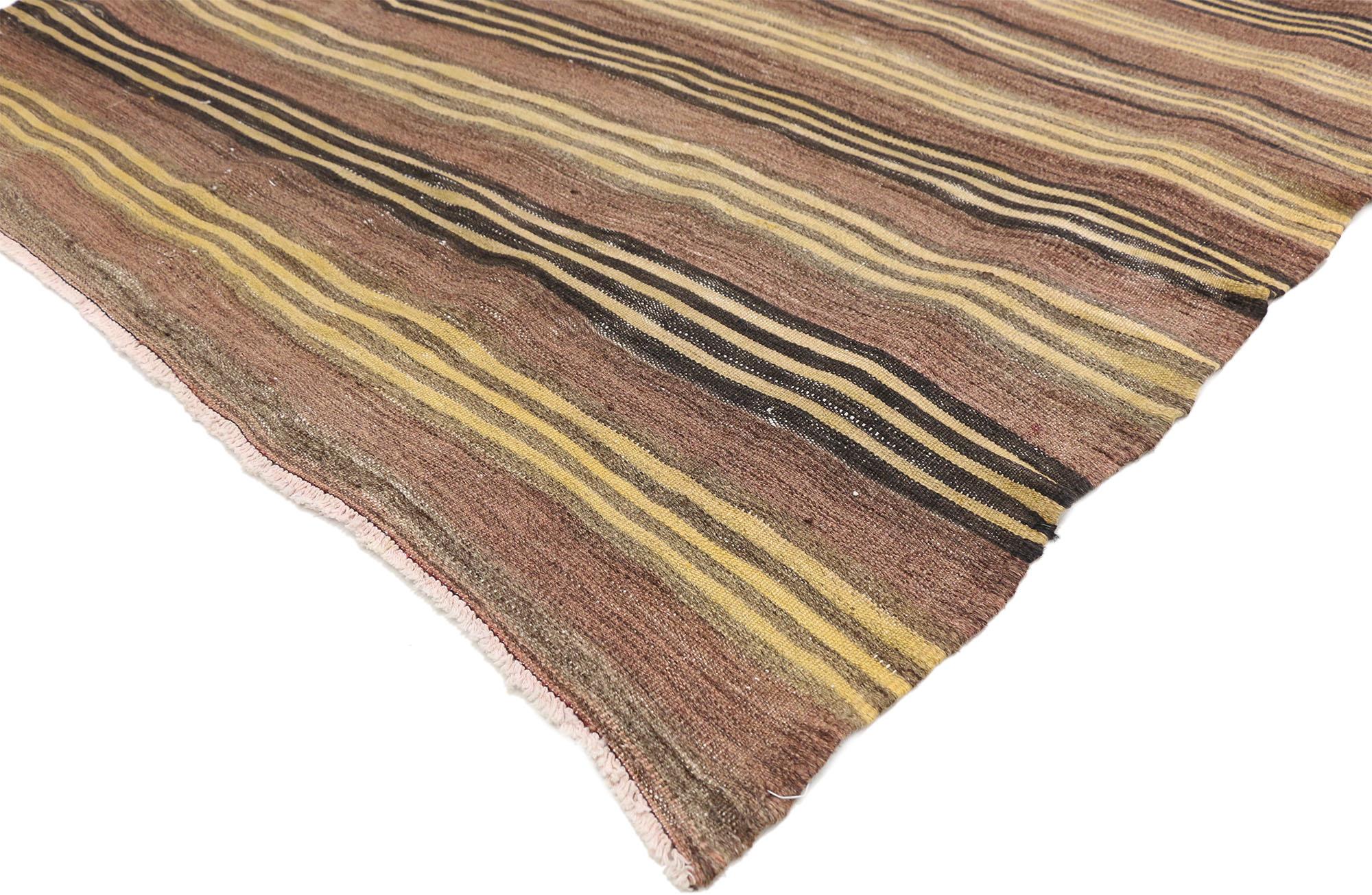 74875 Türkischer Kilim-Teppich mit Bayadere-Streifen, Flachgewebe, gestreift, quadratisch, 04'05 x 04'08. Dieser handgewebte türkische Kilim-Teppich mit modernem Stil zeichnet sich durch ein Muster aus schmalen und breiten Streifen aus, die einen