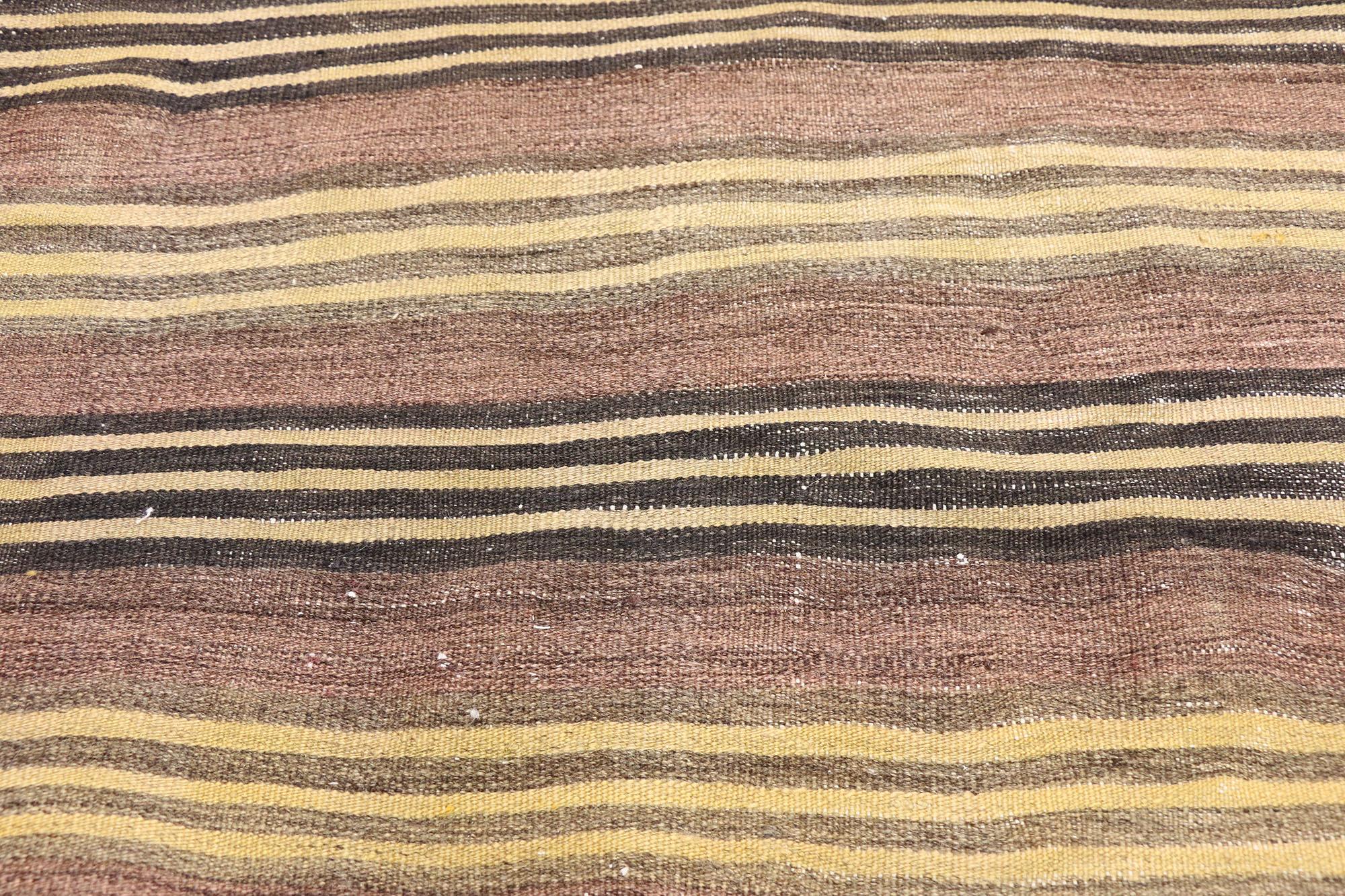 Türkischer Kelim-Teppich mit Bayadere-Streifen, flachgewebter, quadratischer Teppich  im Zustand „Starke Gebrauchsspuren“ im Angebot in Dallas, TX