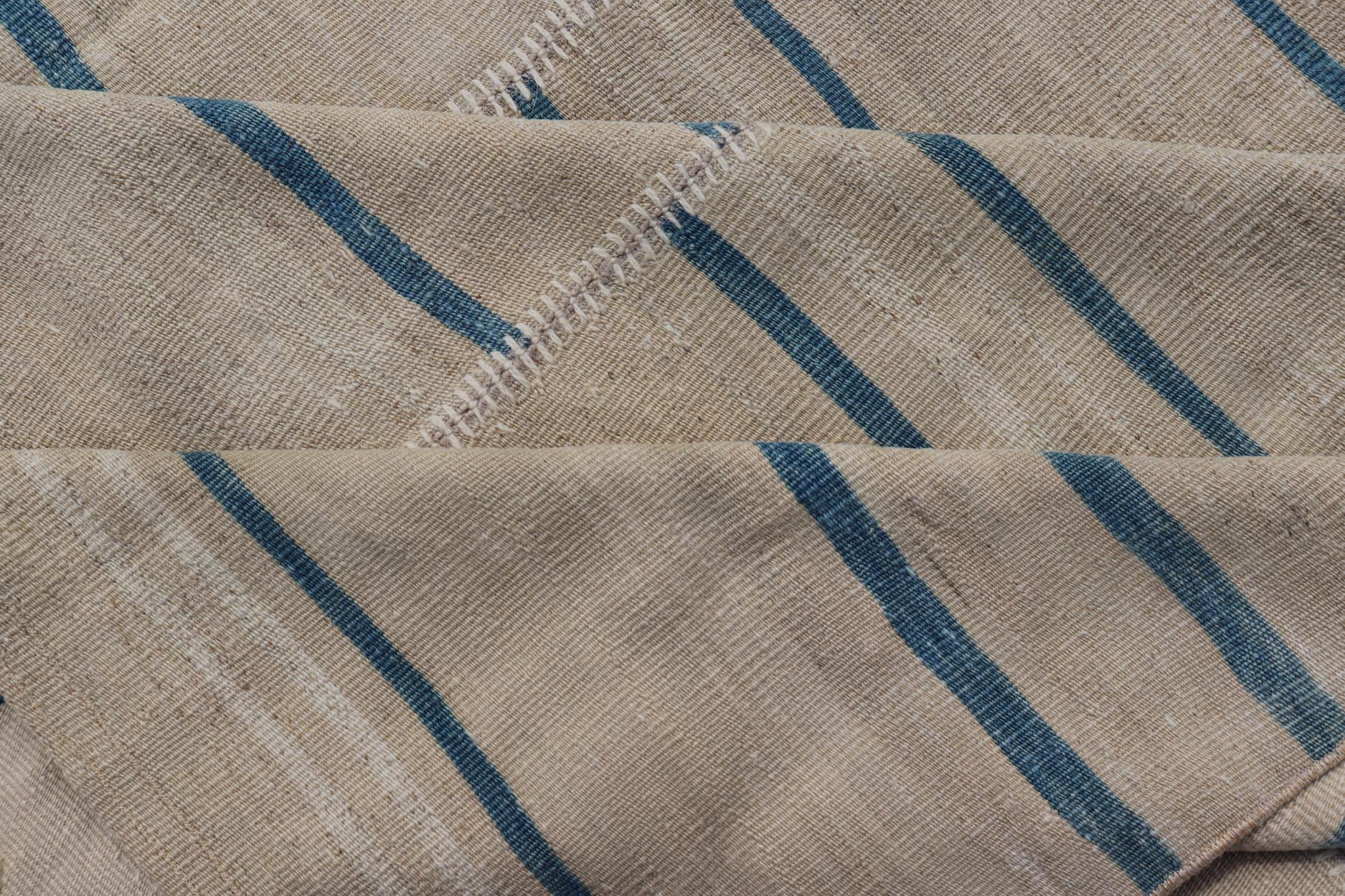 20ième siècle Rug & Kilim vintage turc à rayures bleues et crèmes 8'0 