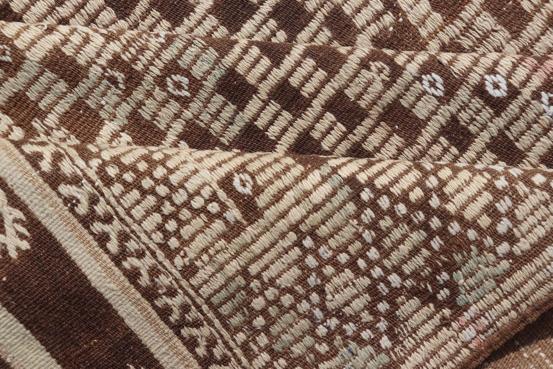 Türkischer Kilim-Teppich mit braunen und rosa geometrischen Mustern 6'2 x 8'7 im Angebot 4