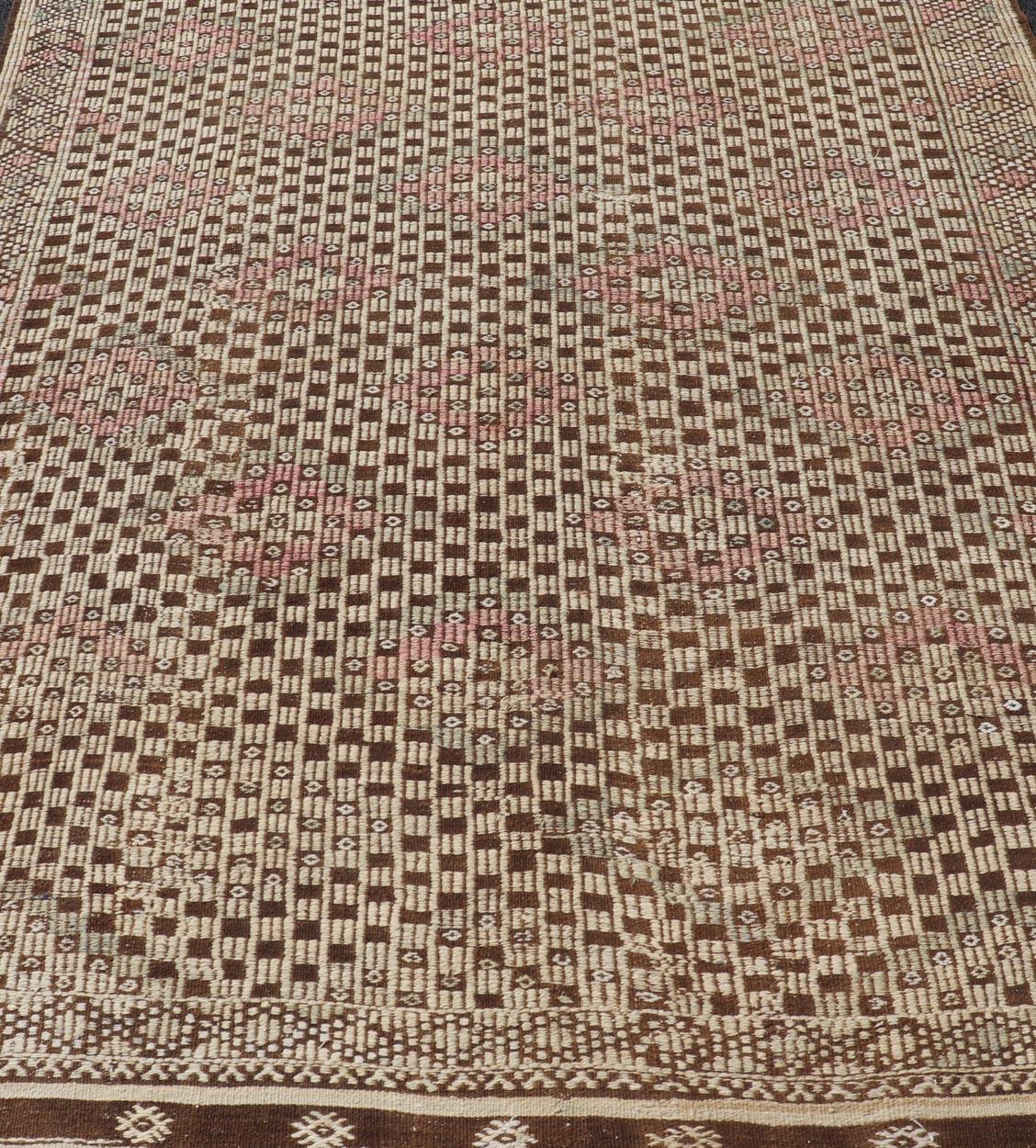 Türkischer Kilim-Teppich mit braunen und rosa geometrischen Mustern 6'2 x 8'7 im Angebot 5