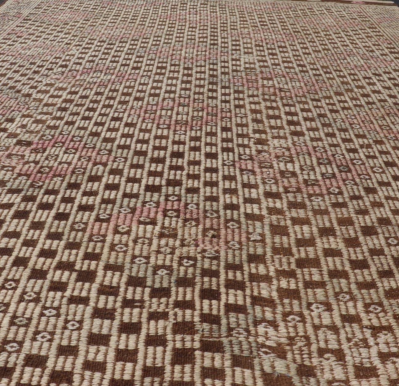 Maße: 6'2 x 8'7 
Türkischer Kilim-Teppich mit braunen und rosa geometrischen Mustern 6'2 x 8'7
Keivan Woven Arts / Teppich / EN-13661 Herkunftsland / Art: Türkei / Kelim 

Der türkische Vintage-Kilim-Teppich ist ein eindrucksvolles Beispiel