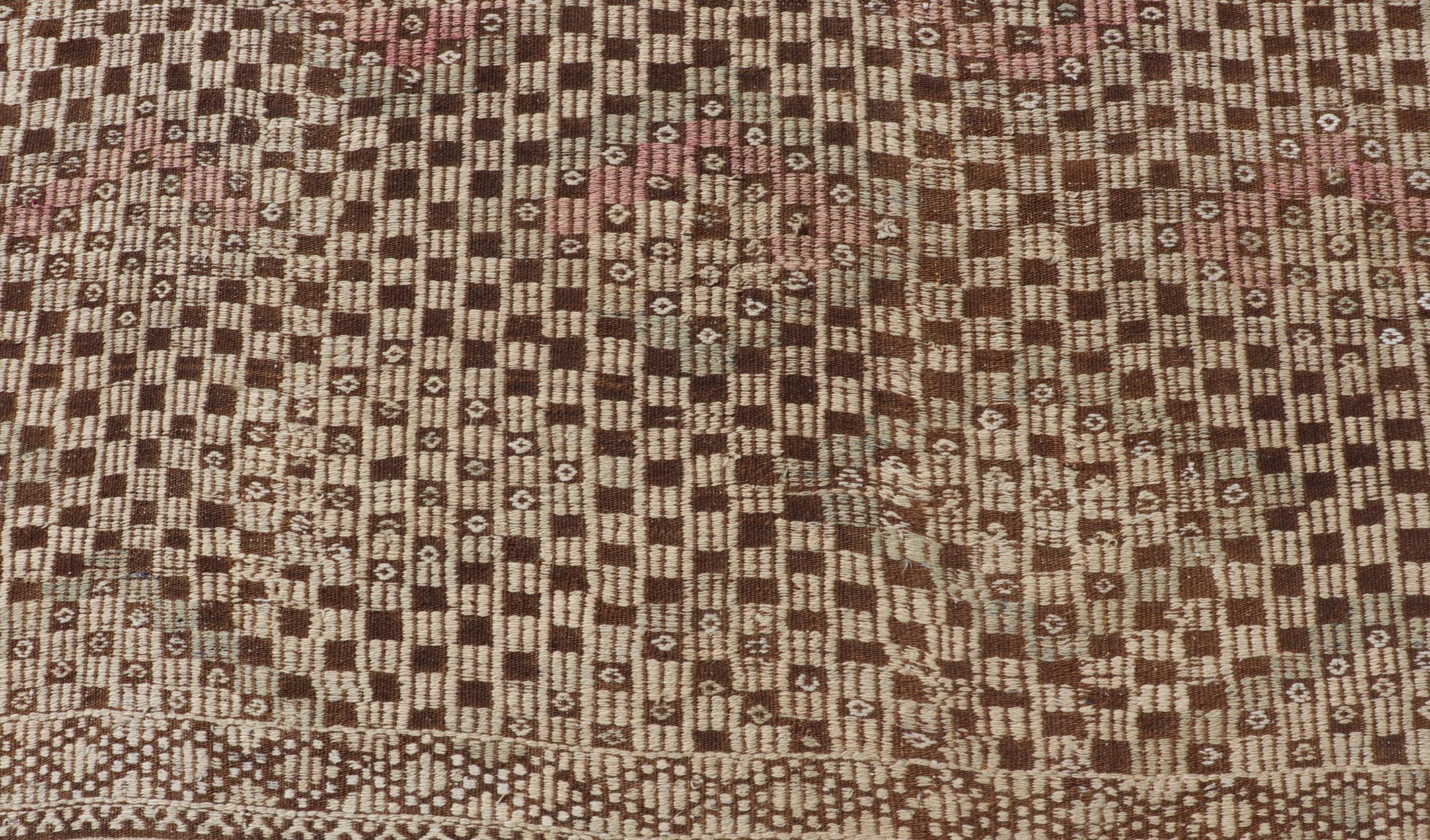 Türkischer Kilim-Teppich mit braunen und rosa geometrischen Mustern 6'2 x 8'7 (Kelim) im Angebot