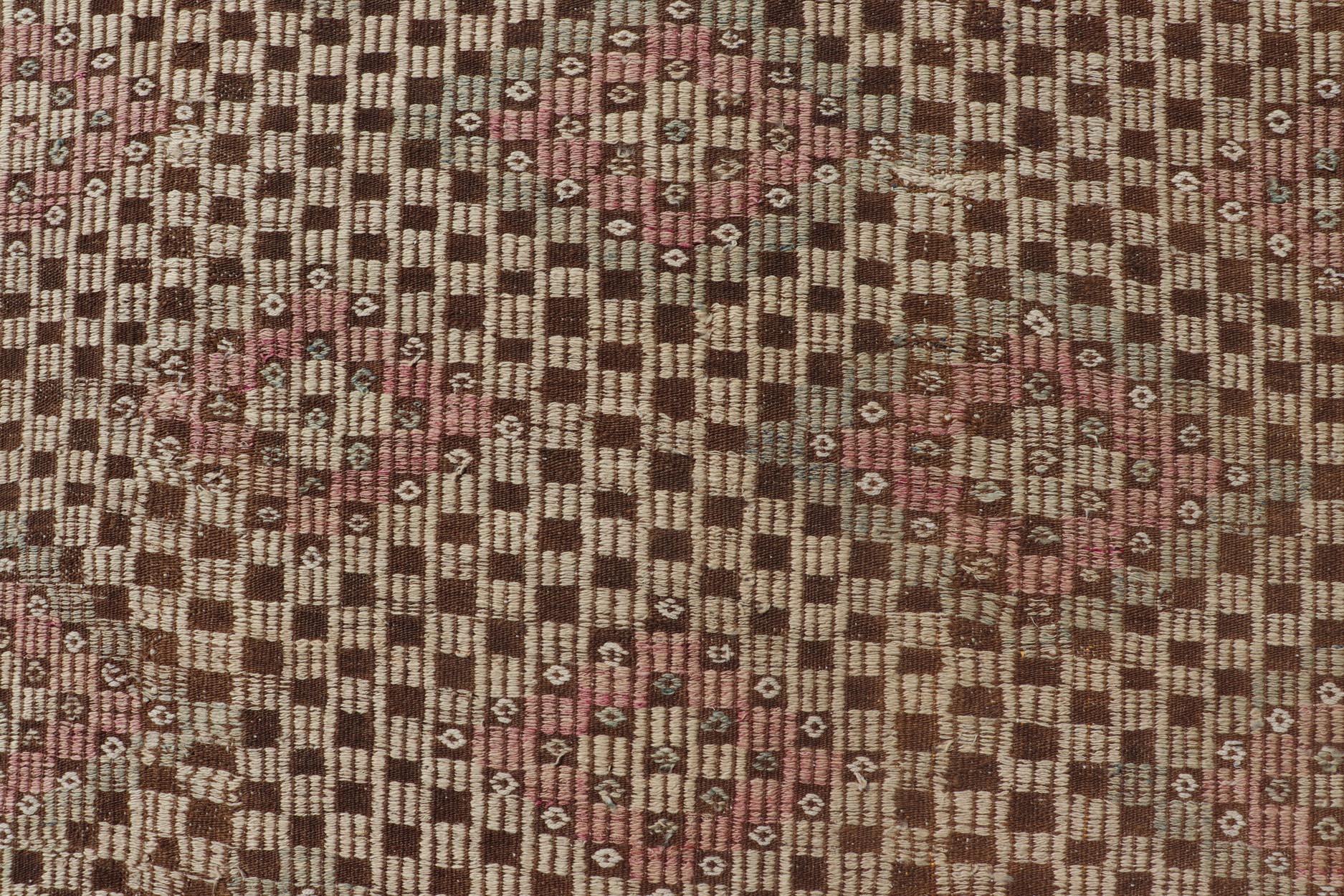 Türkischer Kilim-Teppich mit braunen und rosa geometrischen Mustern 6'2 x 8'7 (Handgewebt) im Angebot