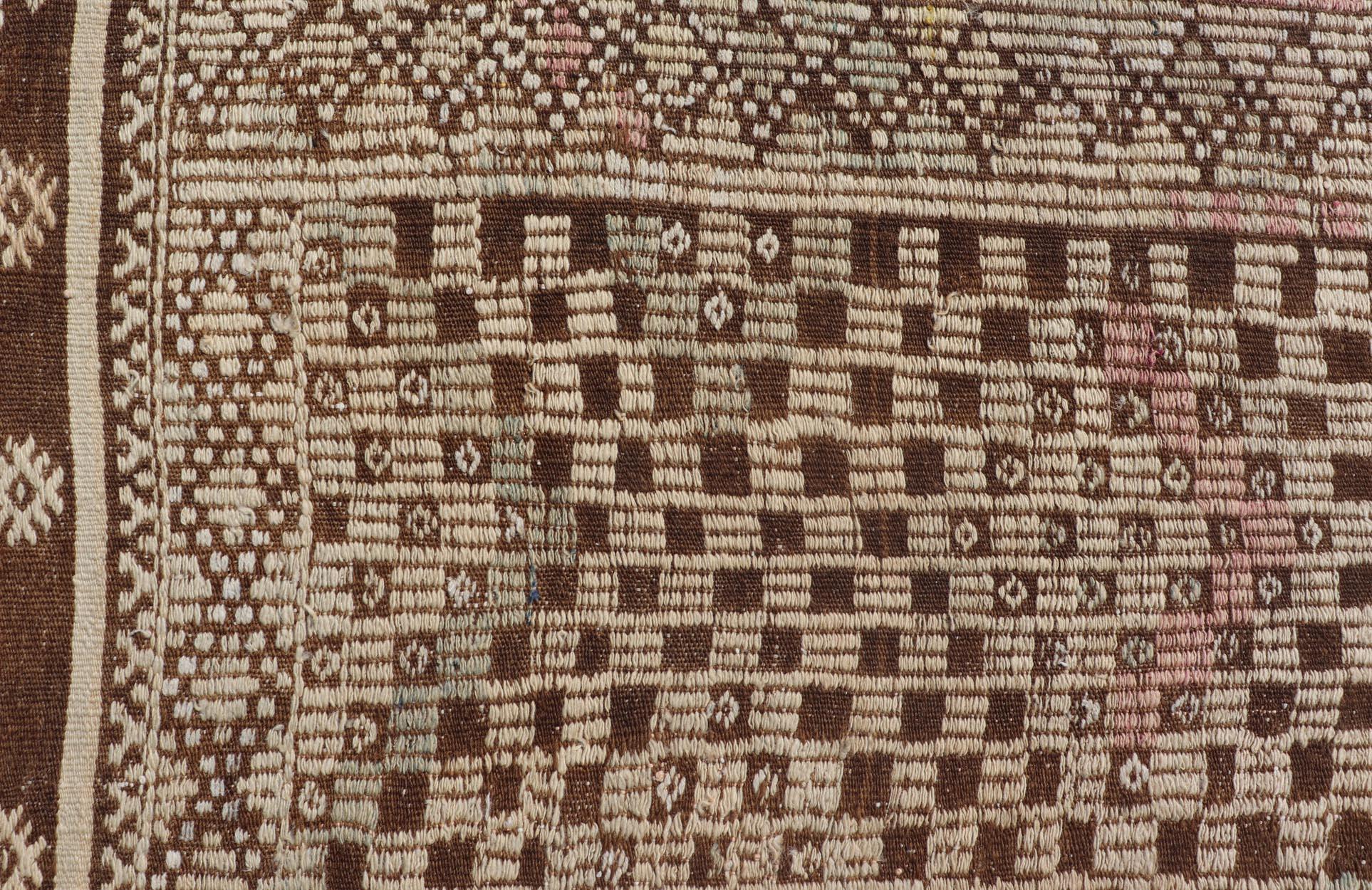 Türkischer Kilim-Teppich mit braunen und rosa geometrischen Mustern 6'2 x 8'7 im Zustand „Gut“ im Angebot in Atlanta, GA