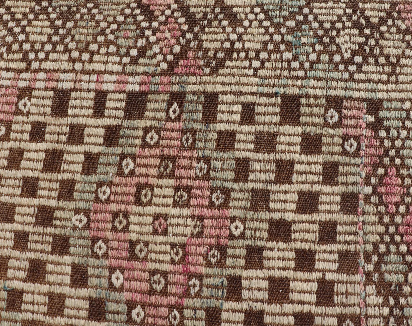 Türkischer Kilim-Teppich mit braunen und rosa geometrischen Mustern 6'2 x 8'7 (20. Jahrhundert) im Angebot
