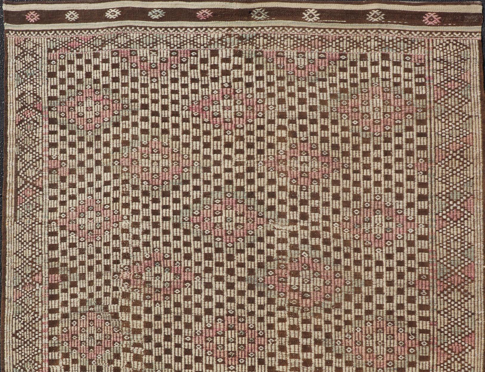 Türkischer Kilim-Teppich mit braunen und rosa geometrischen Mustern 6'2 x 8'7 (Wolle) im Angebot