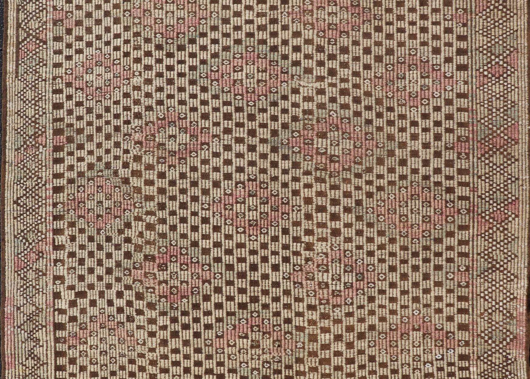 Türkischer Kilim-Teppich mit braunen und rosa geometrischen Mustern 6'2 x 8'7 im Angebot 1