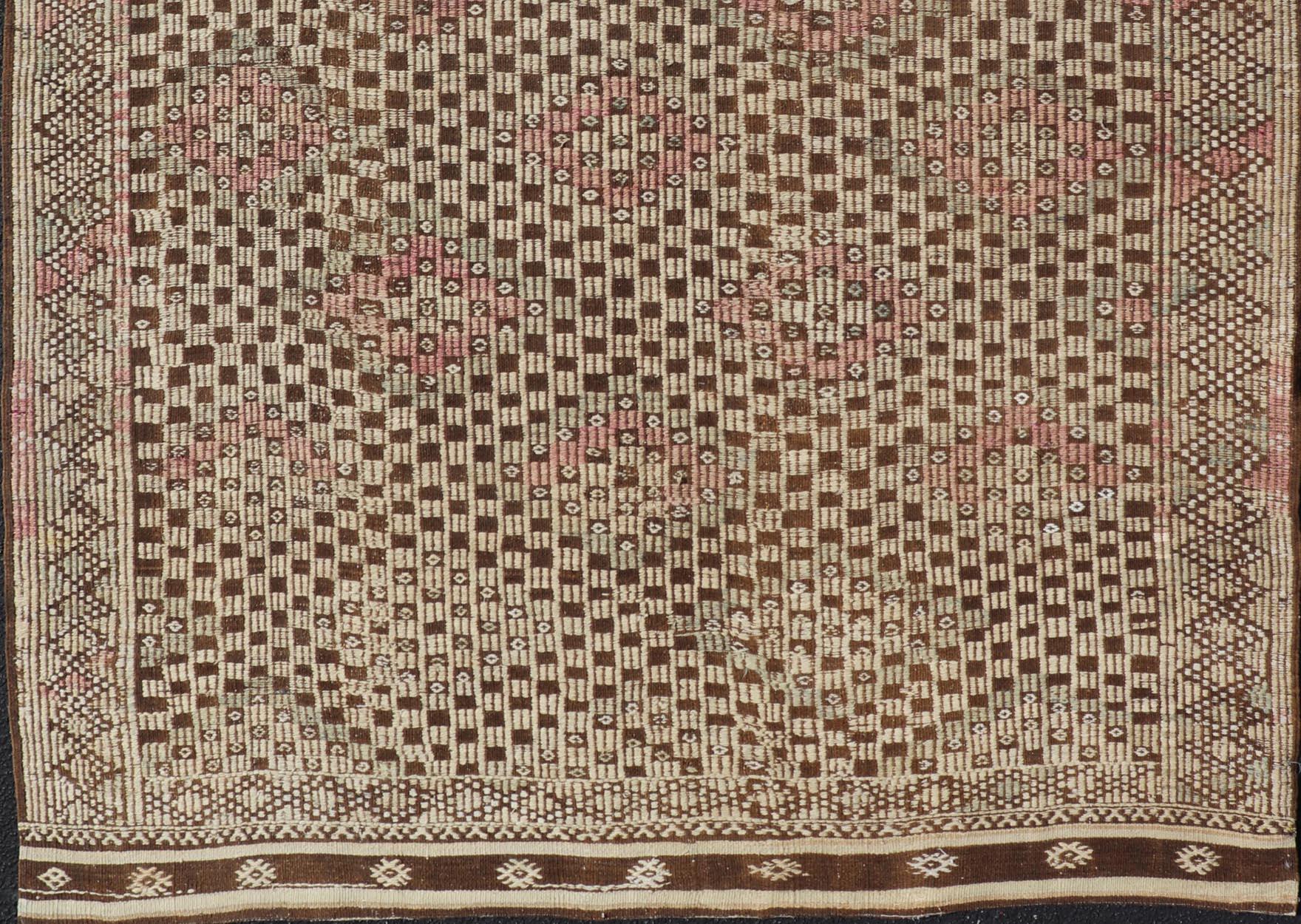 Türkischer Kilim-Teppich mit braunen und rosa geometrischen Mustern 6'2 x 8'7 im Angebot 2