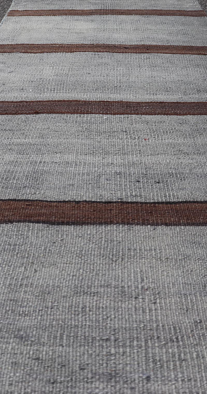 Turco Rug & Kilim turco d'epoca con strisce classiche grigie e marrone intenso  1'8 x 4'5 in vendita