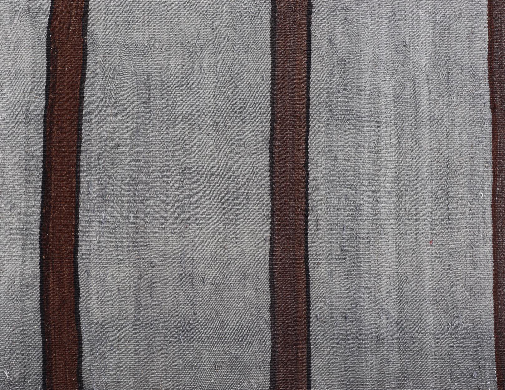 Tessuto a mano Rug & Kilim turco d'epoca con strisce classiche grigie e marrone intenso  1'8 x 4'5 in vendita