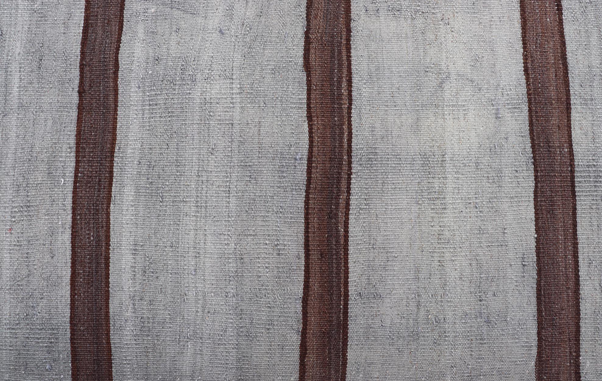 Rug & Kilim turco d'epoca con strisce classiche grigie e marrone intenso  1'8 x 4'5 In condizioni ottime in vendita a Atlanta, GA
