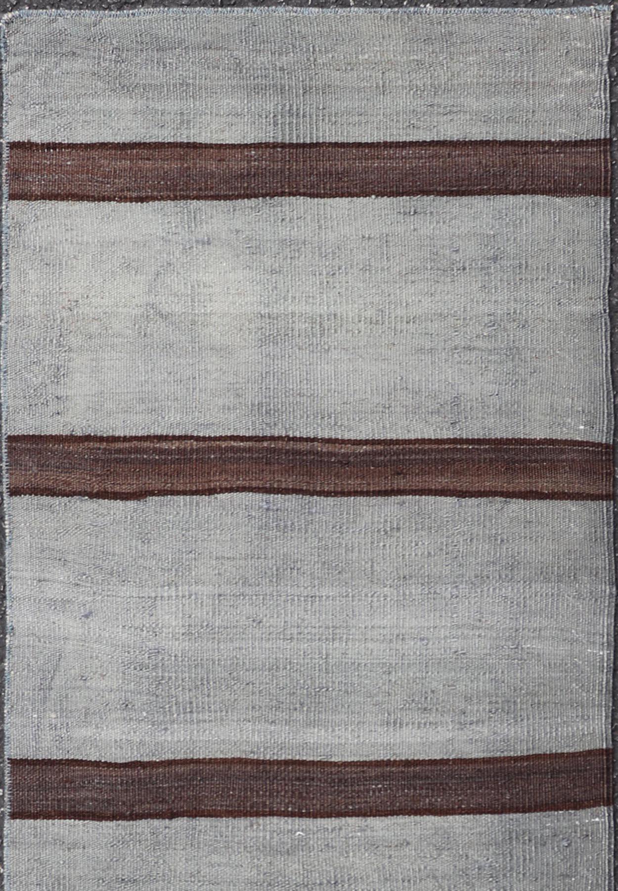 XX secolo Rug & Kilim turco d'epoca con strisce classiche grigie e marrone intenso  1'8 x 4'5 in vendita