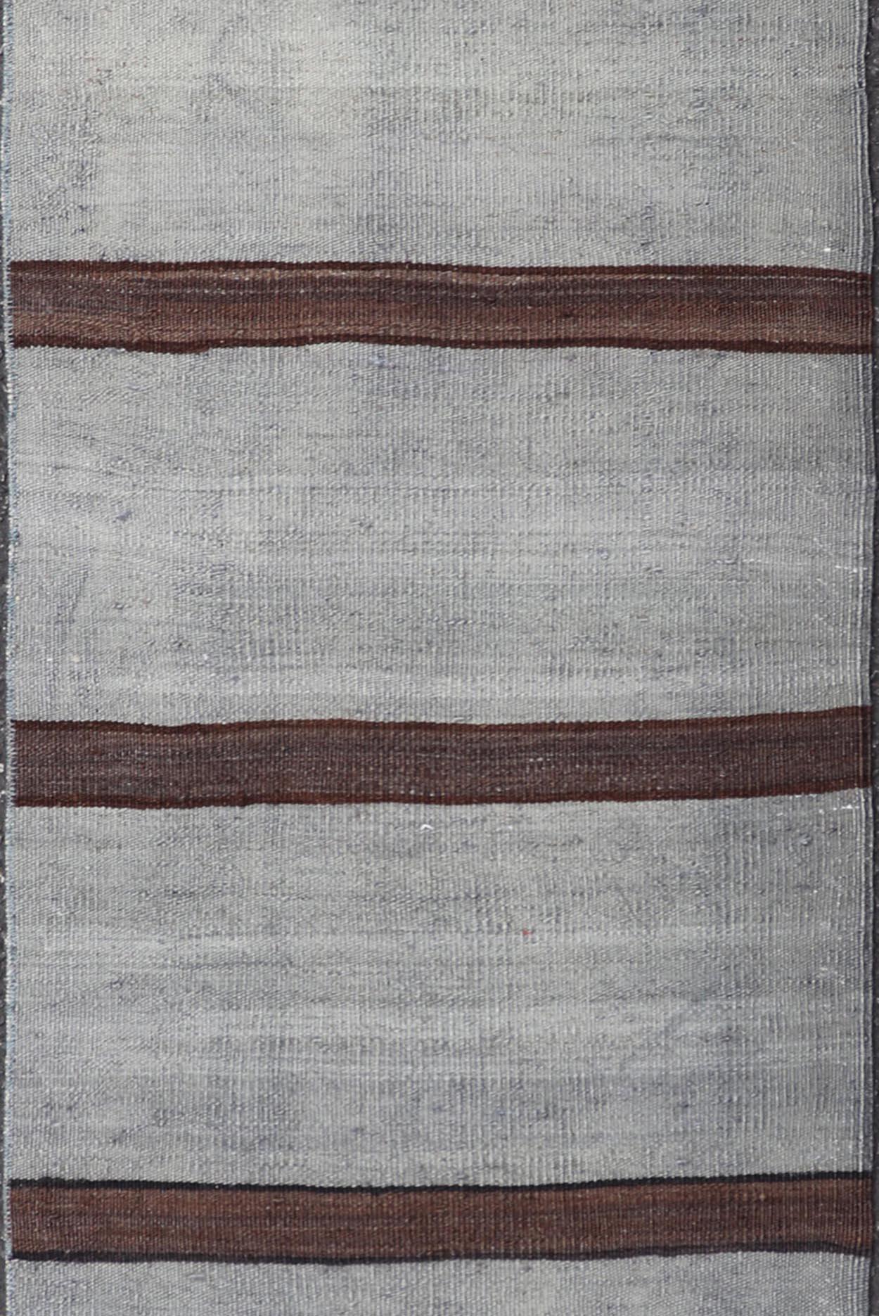 Lana Rug & Kilim turco d'epoca con strisce classiche grigie e marrone intenso  1'8 x 4'5 in vendita