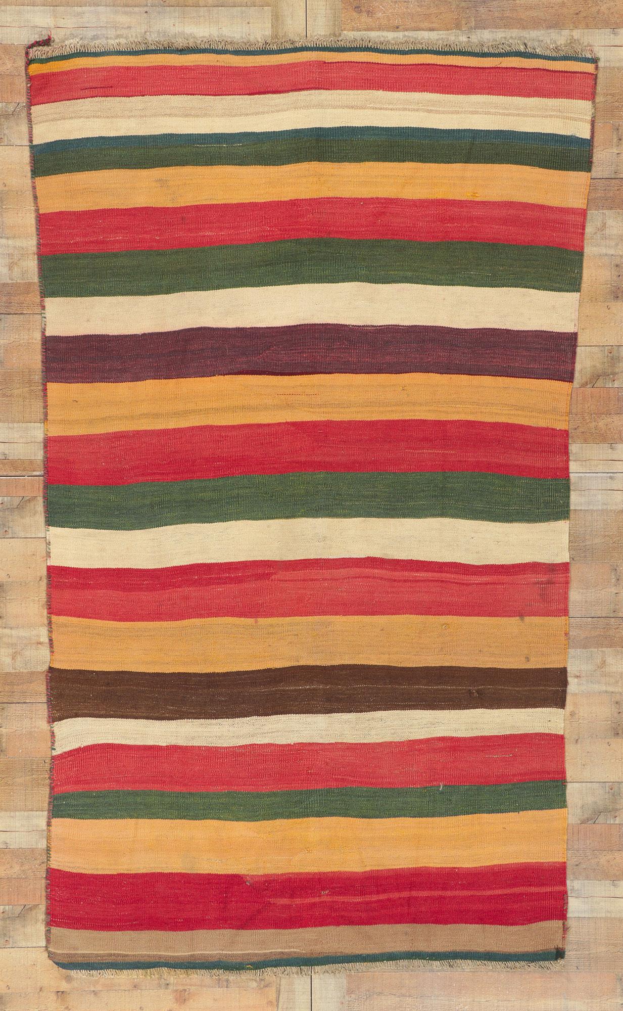 Türkischer Vintage-Kilim-Teppich mit bunten Streifen im Zustand „Gut“ im Angebot in Dallas, TX
