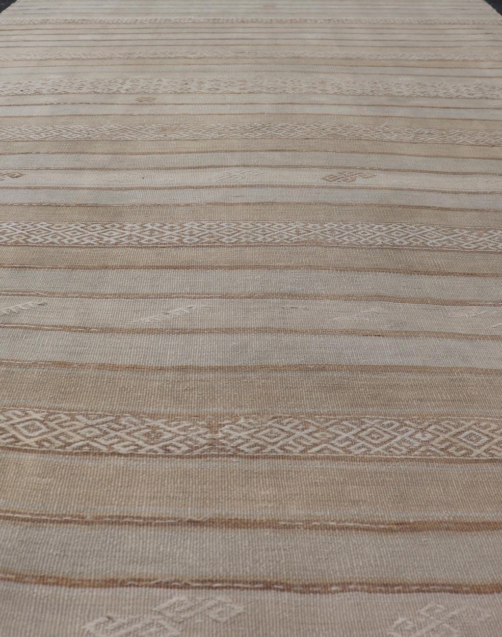 Tapis Kilim turc vintage aux tons terreux et à motifs géométriques 5'8 x 10'9 en vente 3