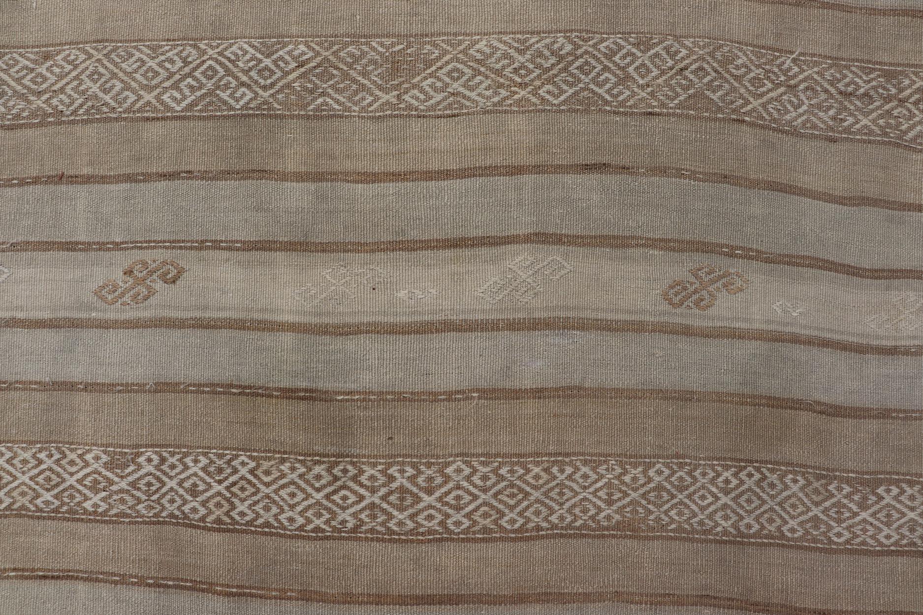 Tapis Kilim turc vintage aux tons terreux et à motifs géométriques 5'8 x 10'9 en vente 5