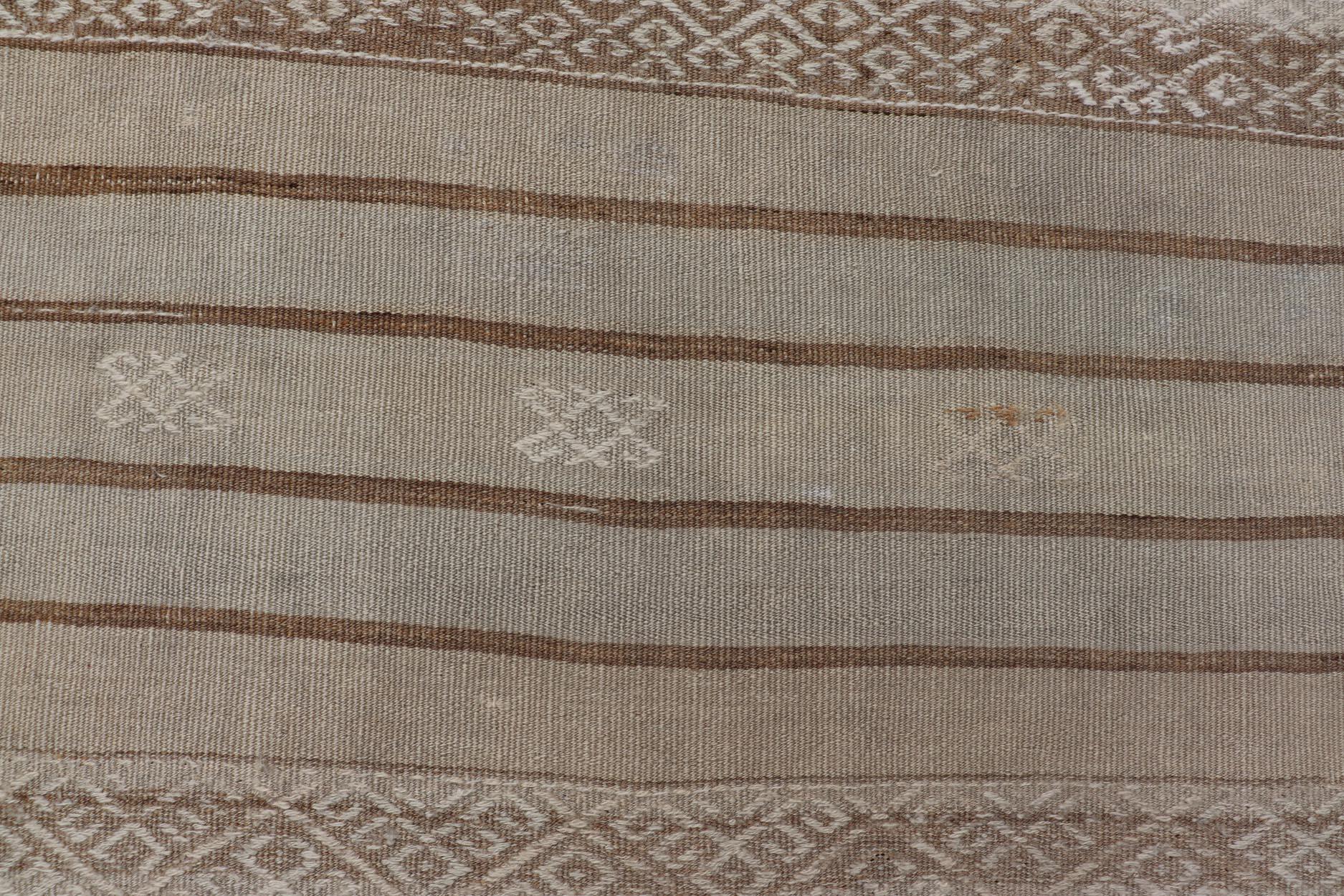 Mesures : 5'8 x 10'9 
Rug & Kilim turc vintage avec des tons de terre et des motifs géométriques 5'8 x 10'9. Keivan Woven Arts / Tapis / EN-15578 Pays d'origine / type : Turquie / Kilim 

Le tapis vintage turc Rug & Kilim présente un mélange serein