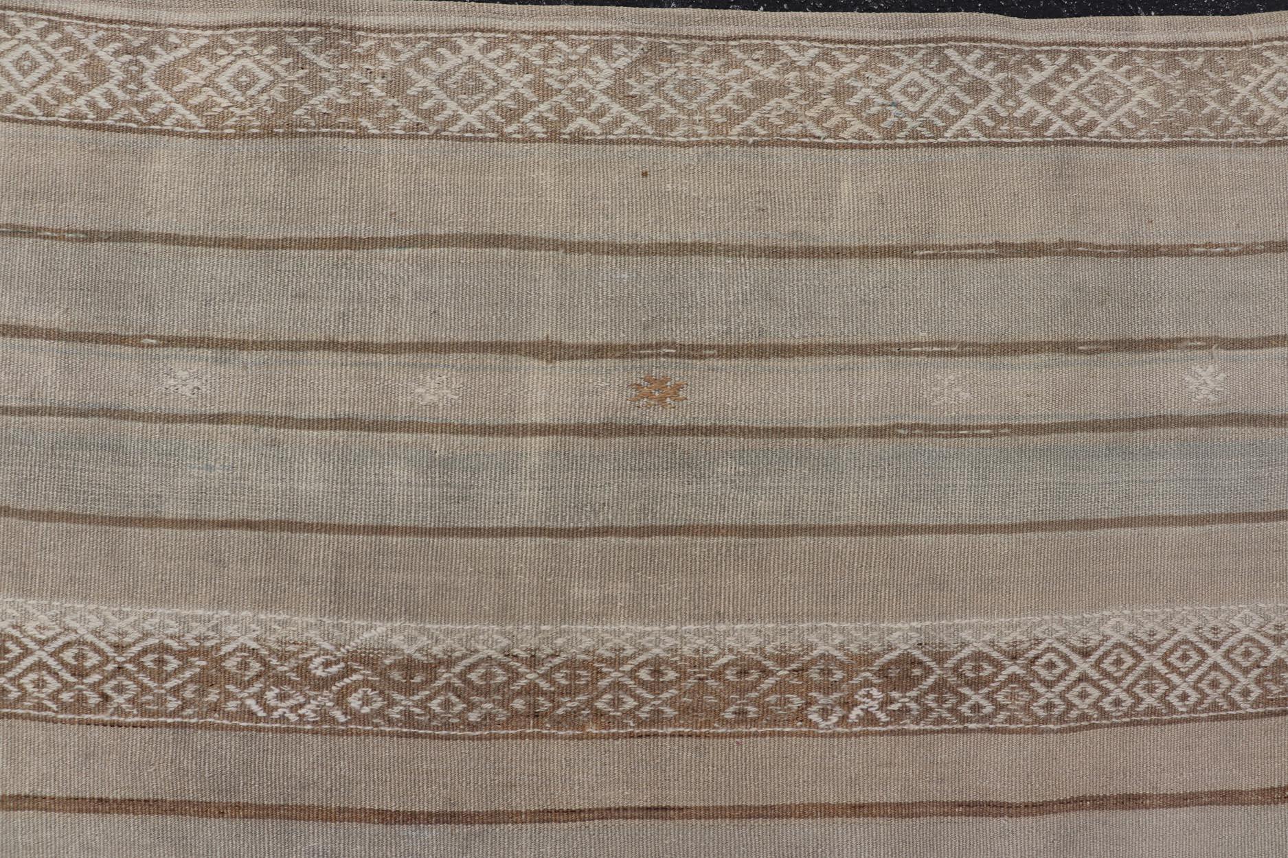 Turc Tapis Kilim turc vintage aux tons terreux et à motifs géométriques 5'8 x 10'9 en vente