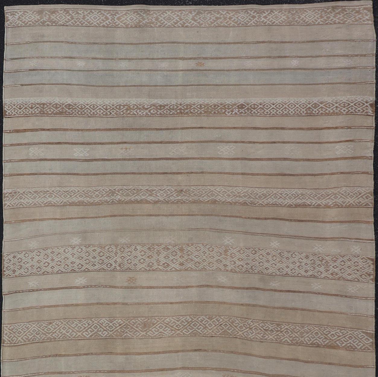 Tissé à la main Tapis Kilim turc vintage aux tons terreux et à motifs géométriques 5'8 x 10'9 en vente