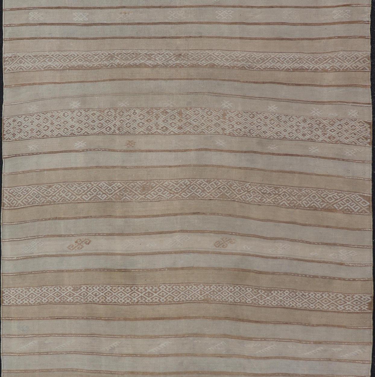 Tapis Kilim turc vintage aux tons terreux et à motifs géométriques 5'8 x 10'9 Bon état - En vente à Atlanta, GA