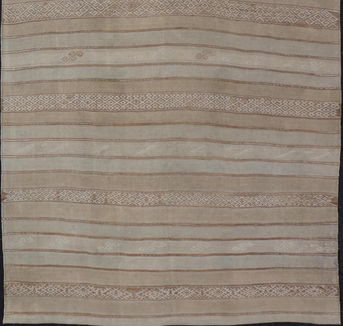 20ième siècle Tapis Kilim turc vintage aux tons terreux et à motifs géométriques 5'8 x 10'9 en vente