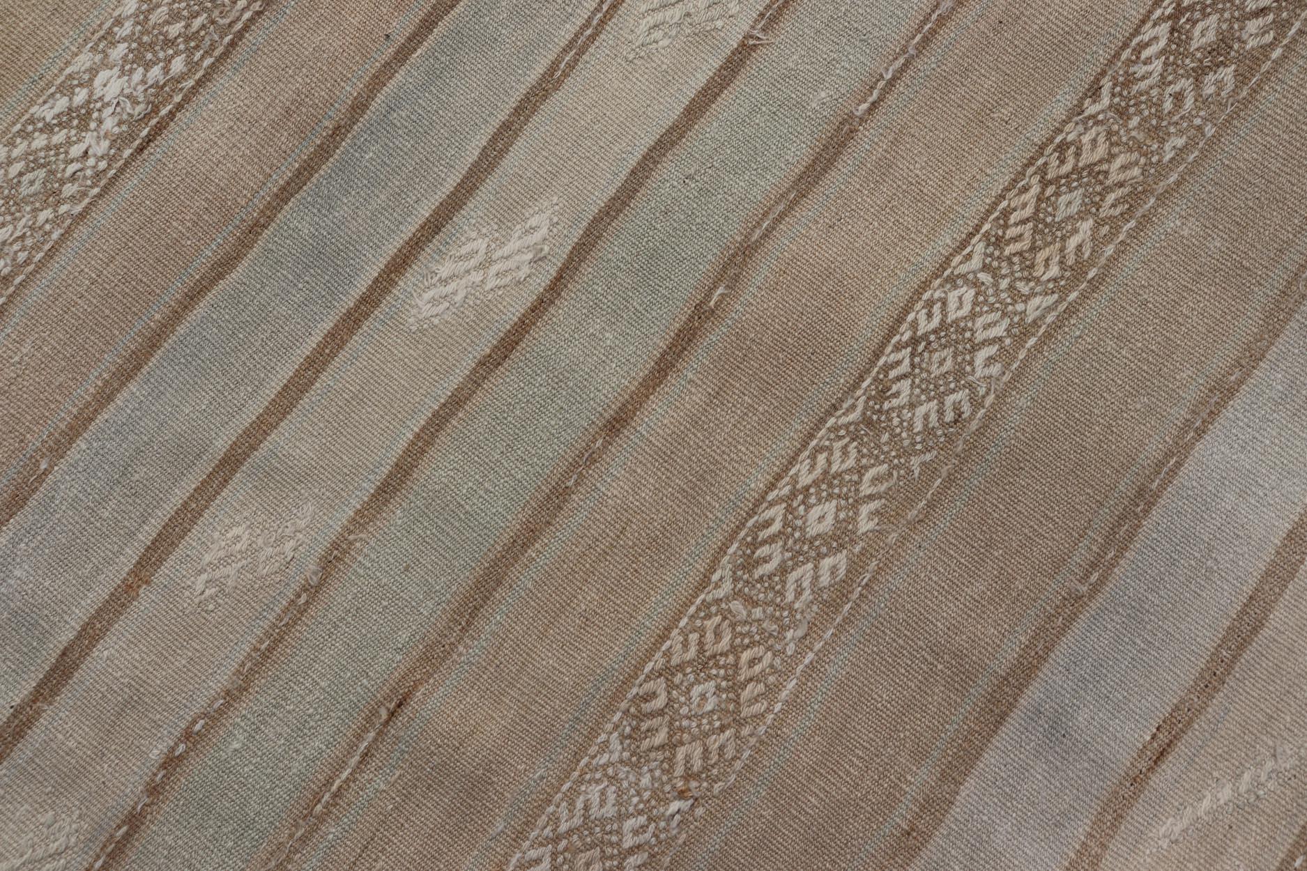 Laine Tapis Kilim turc vintage aux tons terreux et à motifs géométriques 5'8 x 10'9 en vente