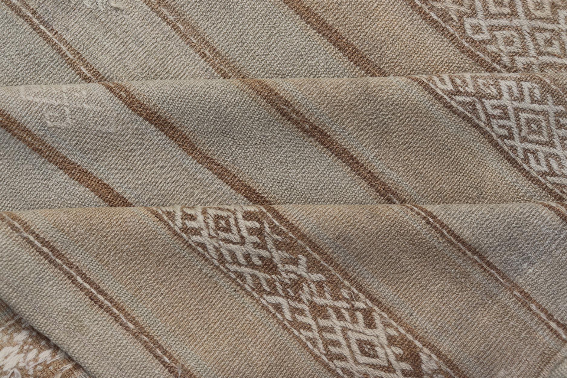 Tapis Kilim turc vintage aux tons terreux et à motifs géométriques 5'8 x 10'9 en vente 1