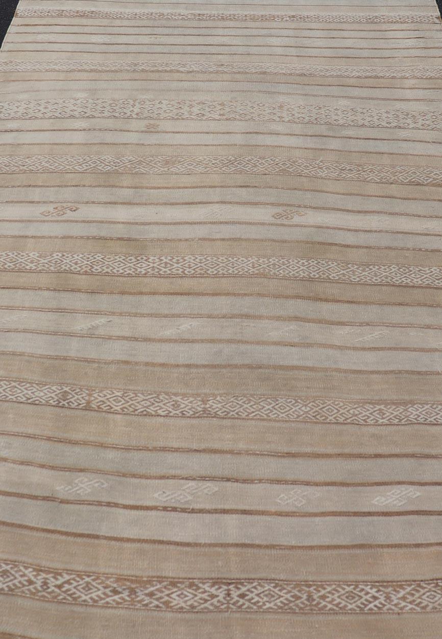 Tapis Kilim turc vintage aux tons terreux et à motifs géométriques 5'8 x 10'9 en vente 2