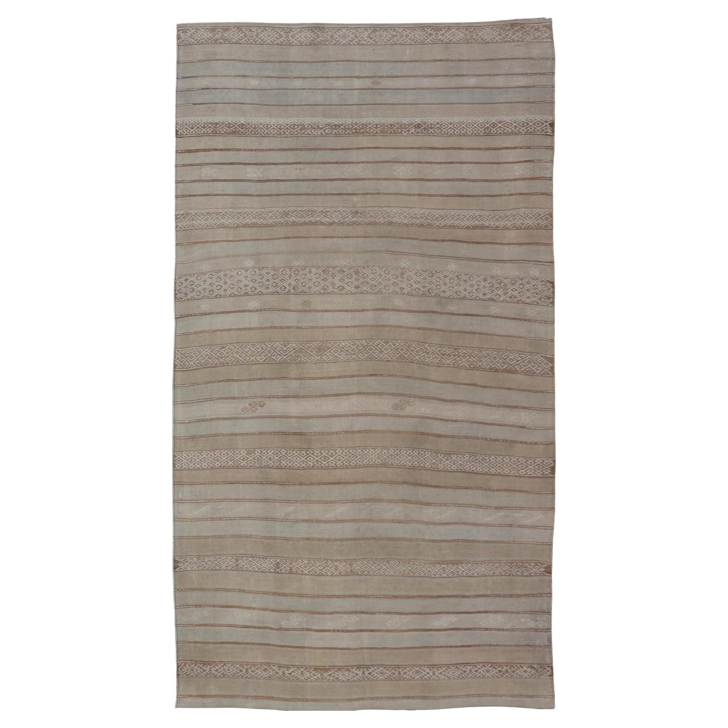 Tapis Kilim turc vintage aux tons terreux et à motifs géométriques 5'8 x 10'9