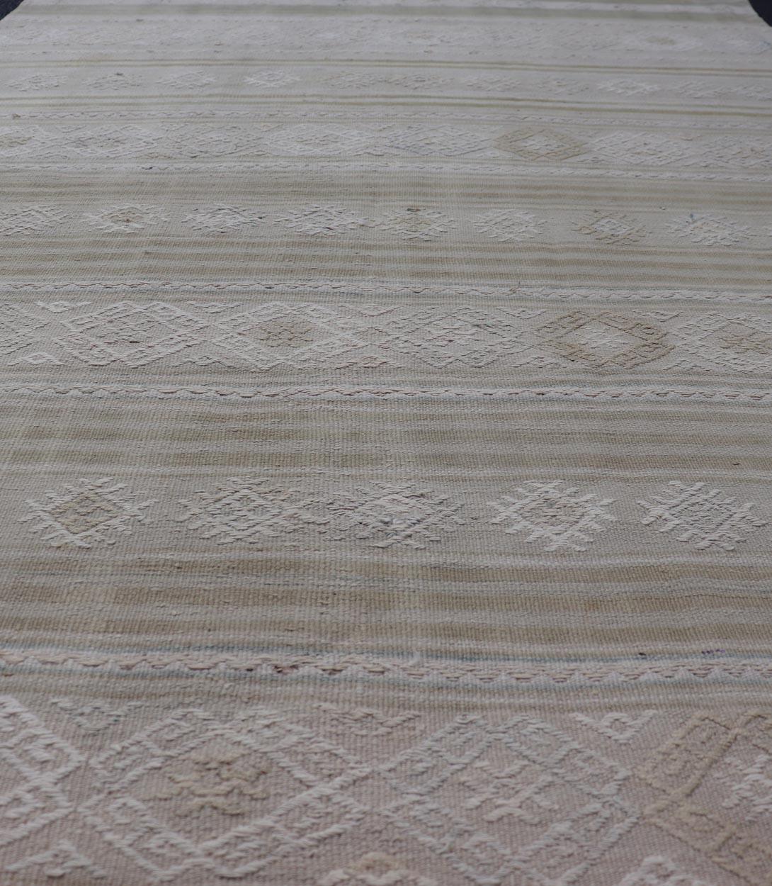 Hand-Woven Vintage Turkish Kilim Rug With Earthy Tones and Geometric Patterns 5'2 x 8'3 For Sale