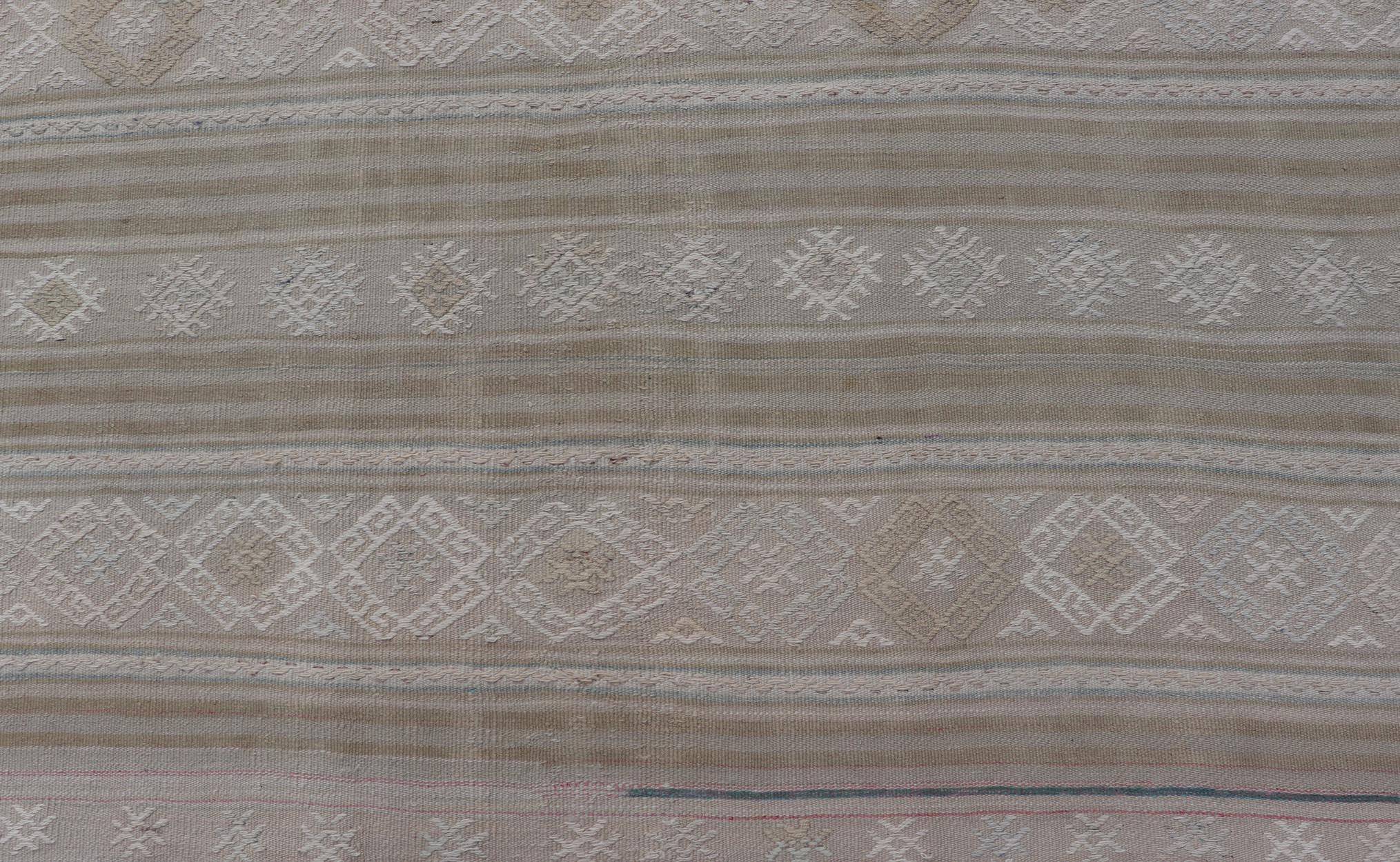 Vintage Turkish Kilim Rug With Earthy Tones and Geometric Patterns 5'2 x 8'3 In Good Condition For Sale In Atlanta, GA