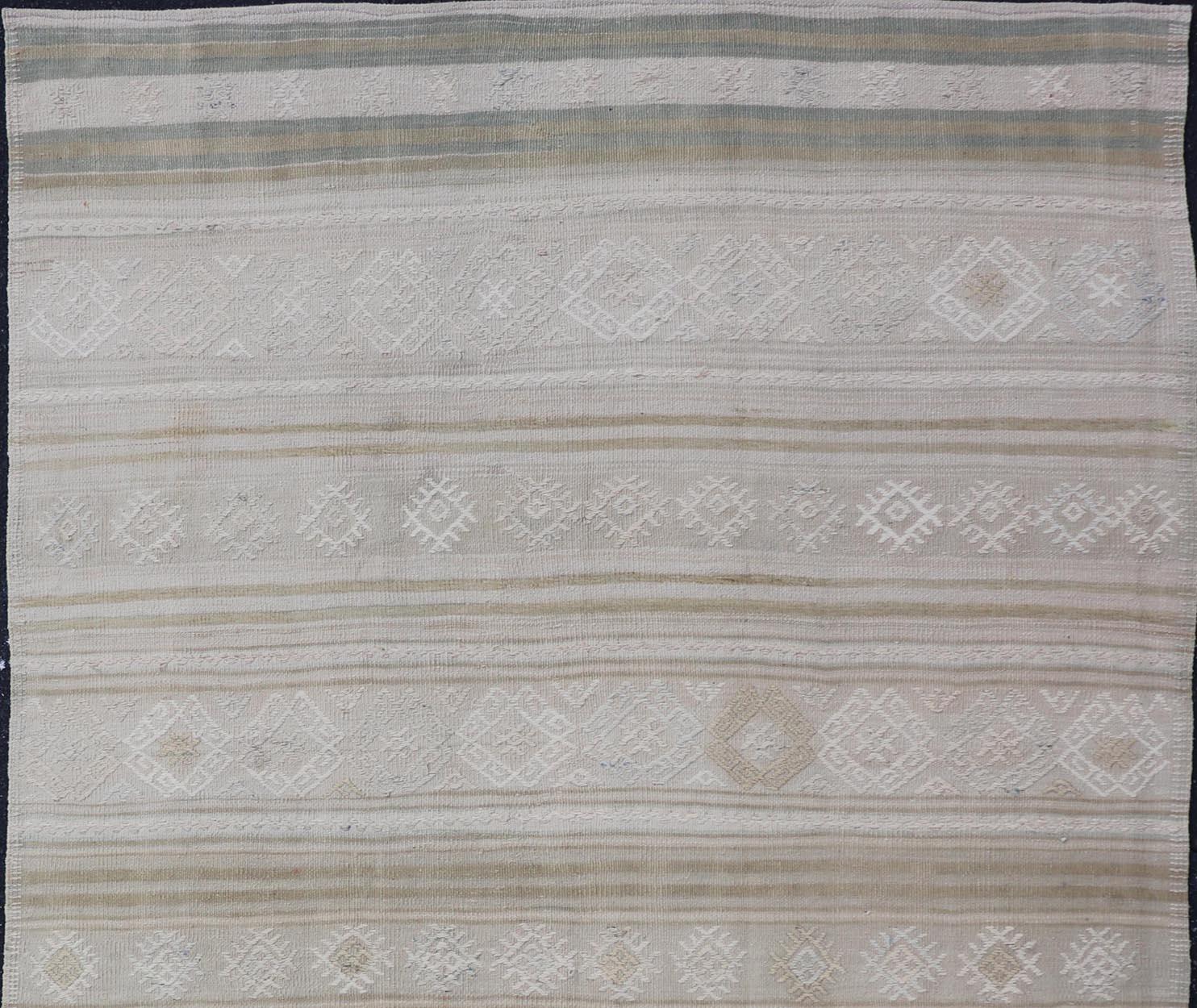Vintage Turkish Kilim Rug With Earthy Tones and Geometric Patterns 5'2 x 8'3 For Sale 1