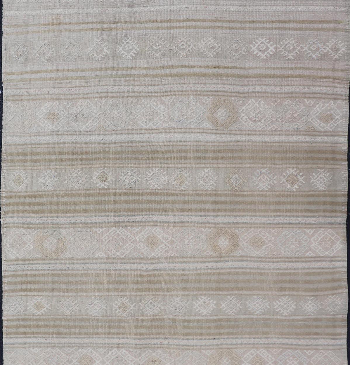 Vintage Turkish Kilim Rug With Earthy Tones and Geometric Patterns 5'2 x 8'3 For Sale 2