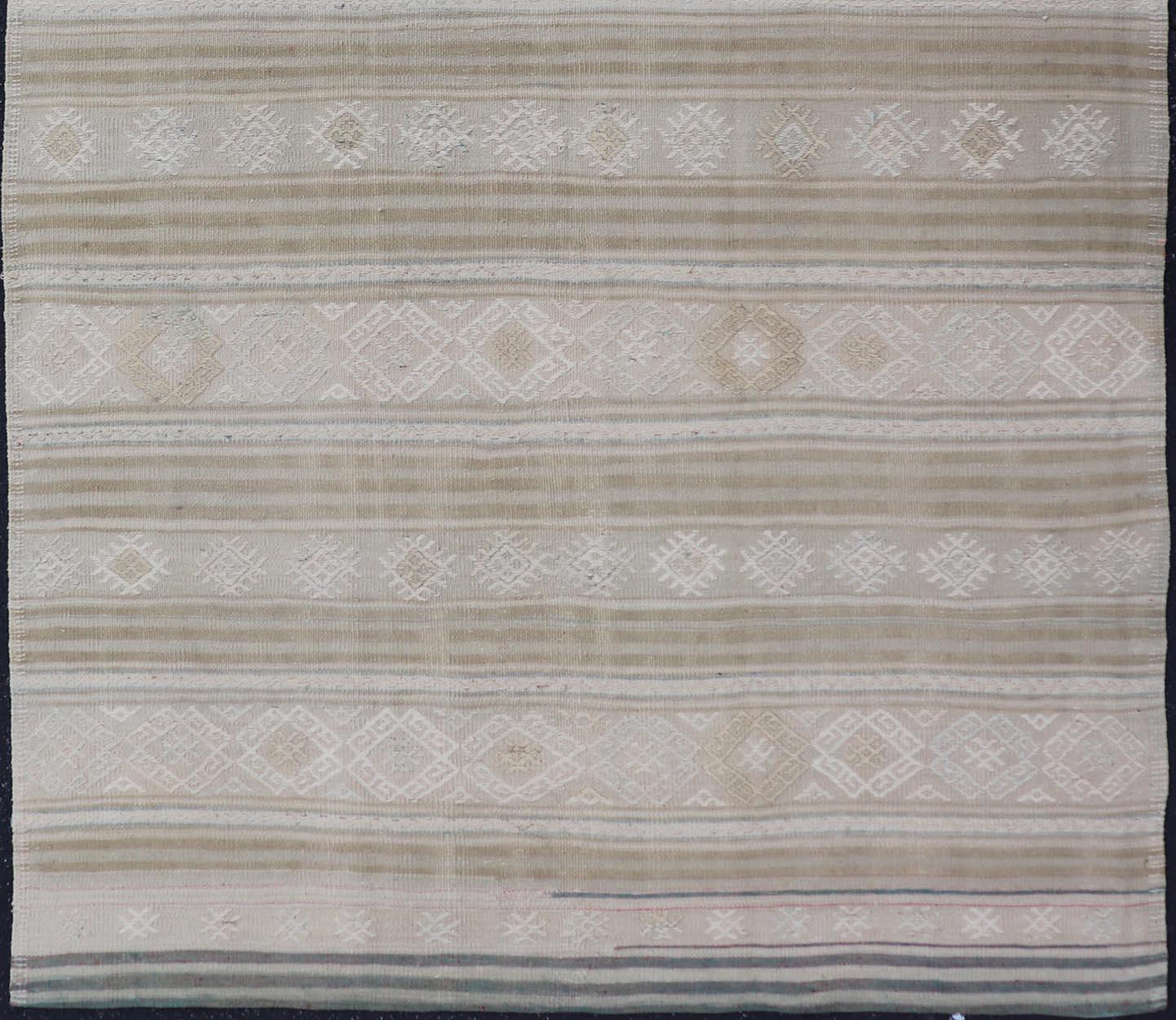 Vintage Turkish Kilim Rug With Earthy Tones and Geometric Patterns 5'2 x 8'3 For Sale 3