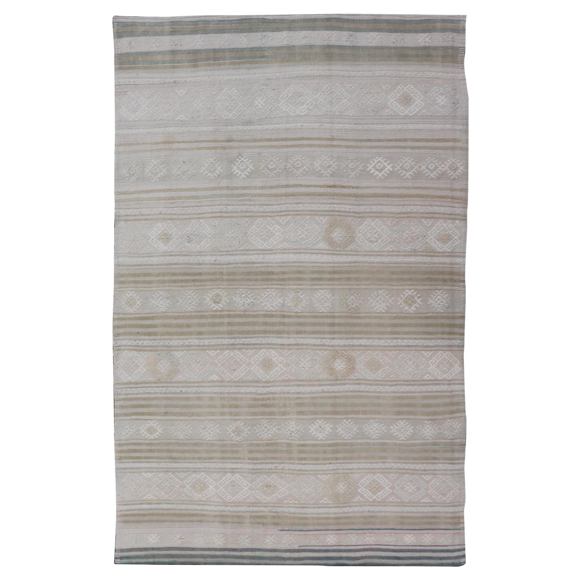 Vintage Turkish Kilim Rug With Earthy Tones and Geometric Patterns 5'2 x 8'3 For Sale