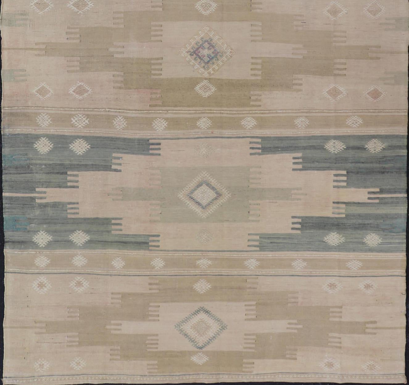 Vintage Turkish Kilim Teppich mit erdigen Tönen und geometrischen Mustern 6'0