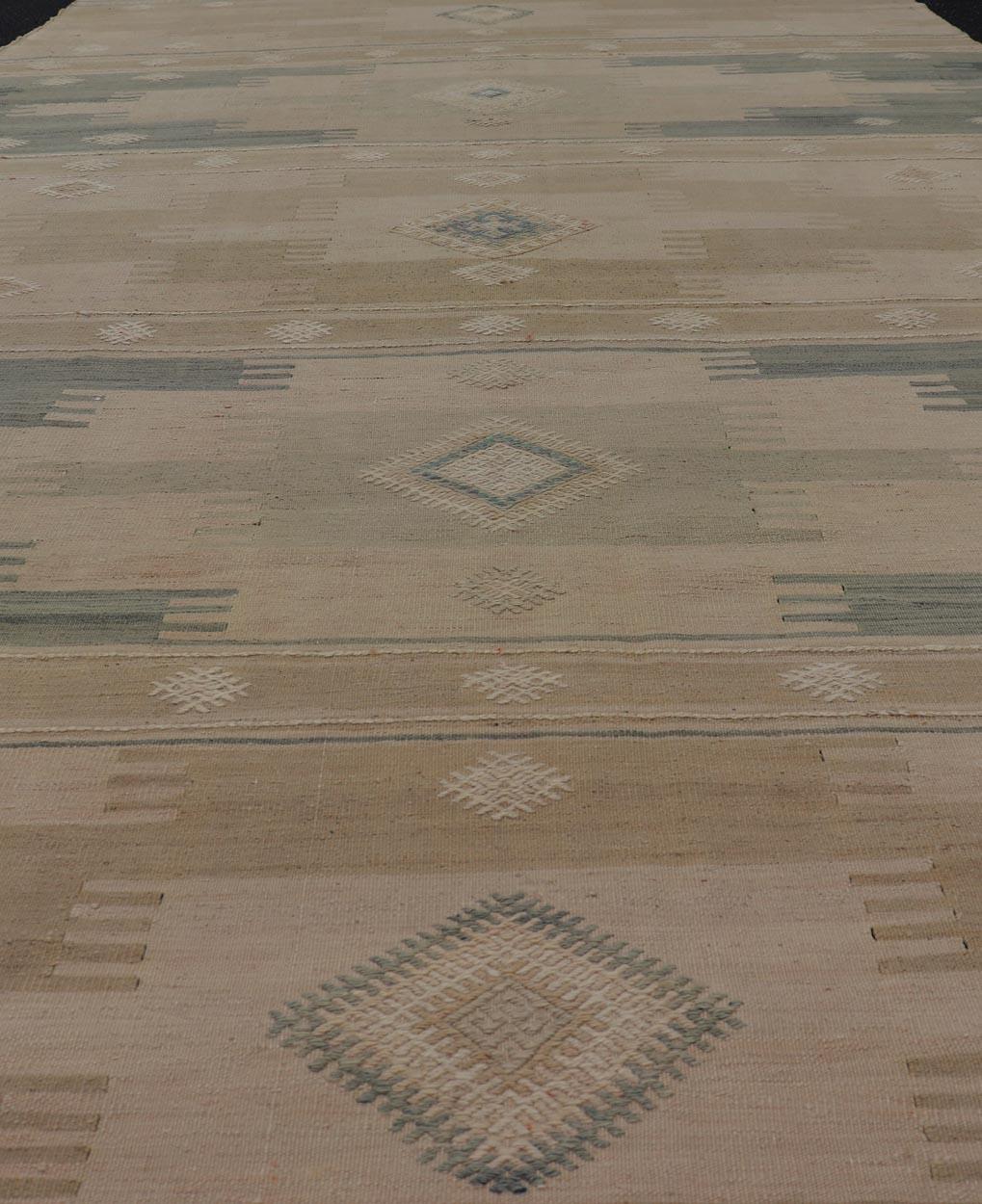 Vintage Turkish Kilim Teppich mit erdigen Tönen und geometrischen Mustern 6'0