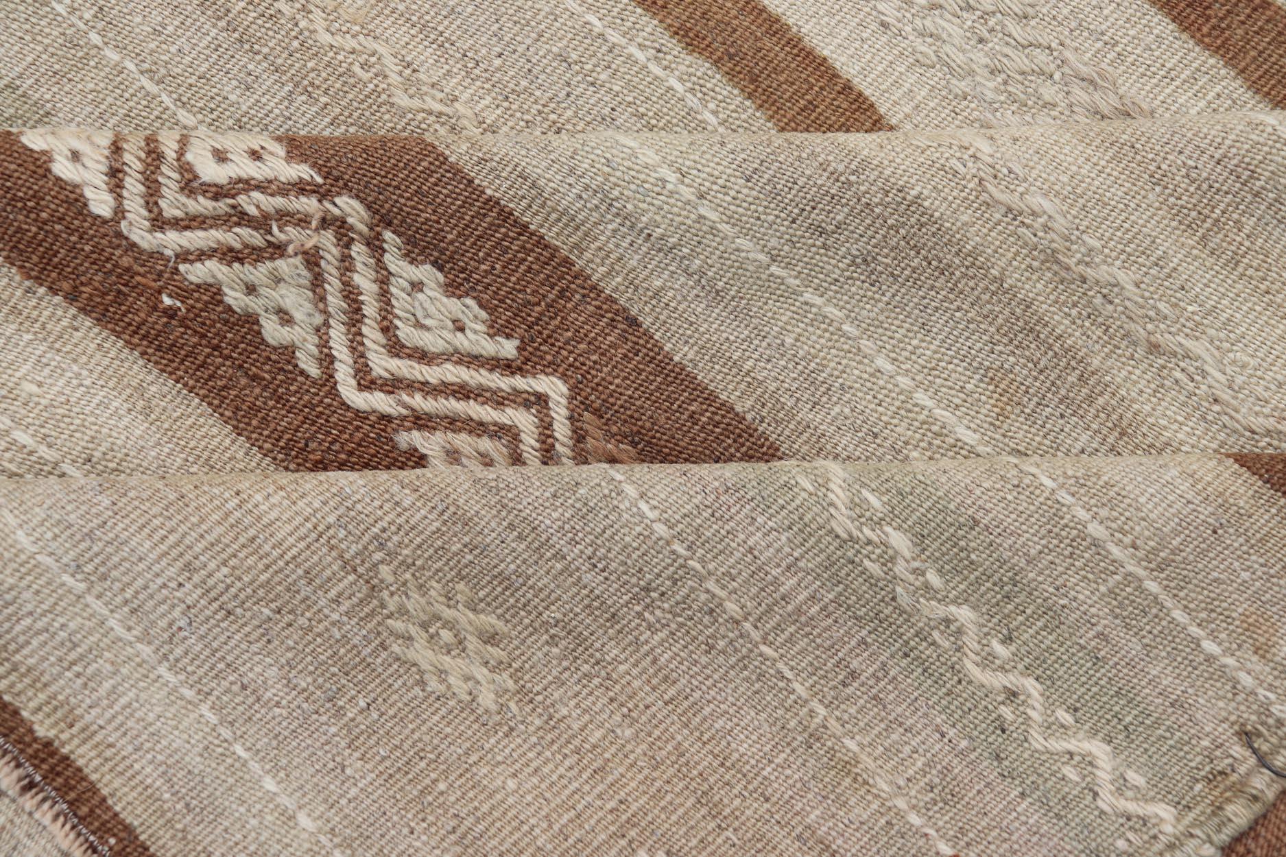 Alfombra Kilim Turca Vintage con Tonos Tierra y Motivos de Rayas  4'7 x 9'7 en venta 3