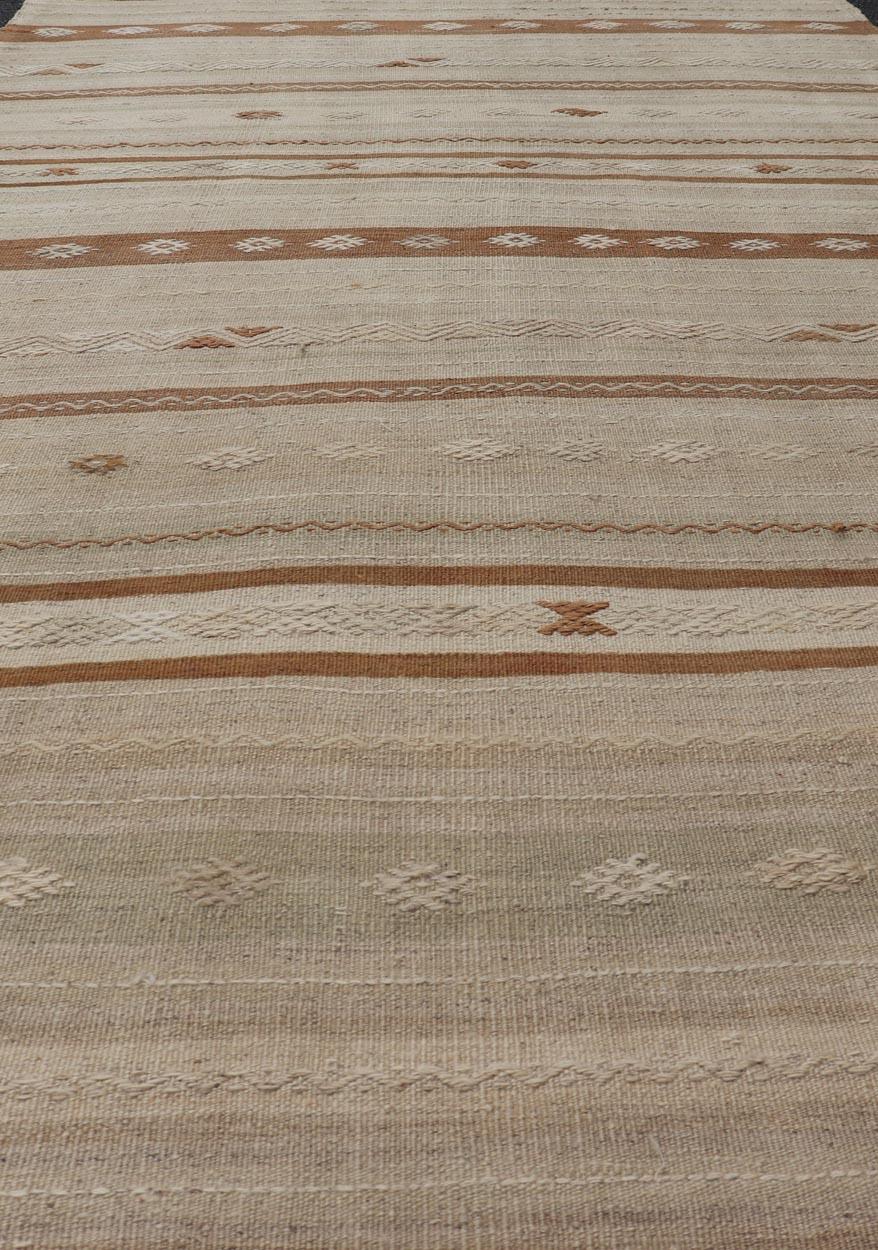 Medidas: 4'7 x 9'7 

Alfombra Kilim Turca Vintage - Tonos terrosos y motivos tradicionales Keivan Woven Arts / Alfombra / EN-15311 País de origen / tipo: Turquía / La alfombra kilim presenta una cautivadora variedad de motivos tradicionales,