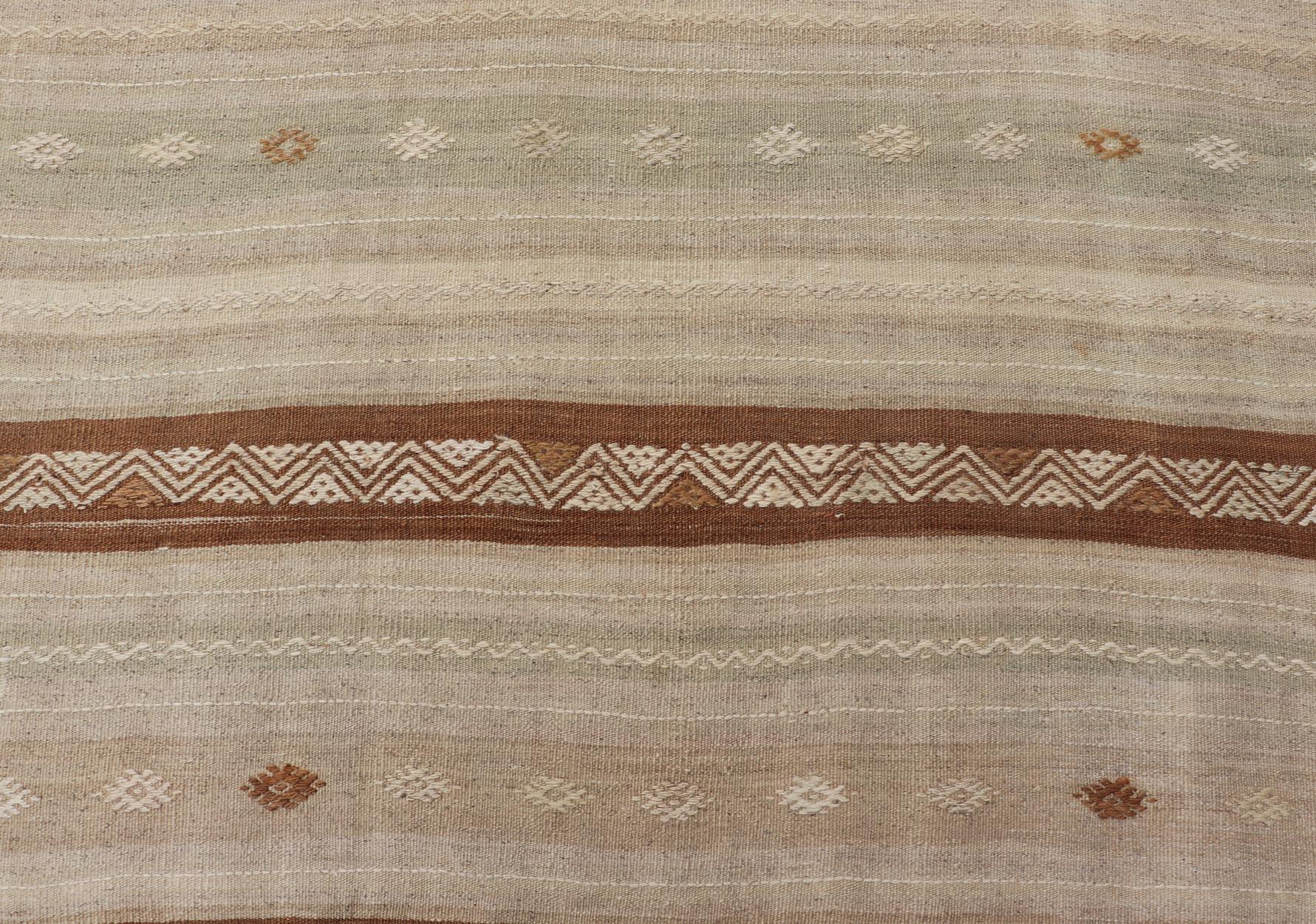 Alfombra Kilim Turca Vintage con Tonos Tierra y Motivos de Rayas  4'7 x 9'7 Turco en venta