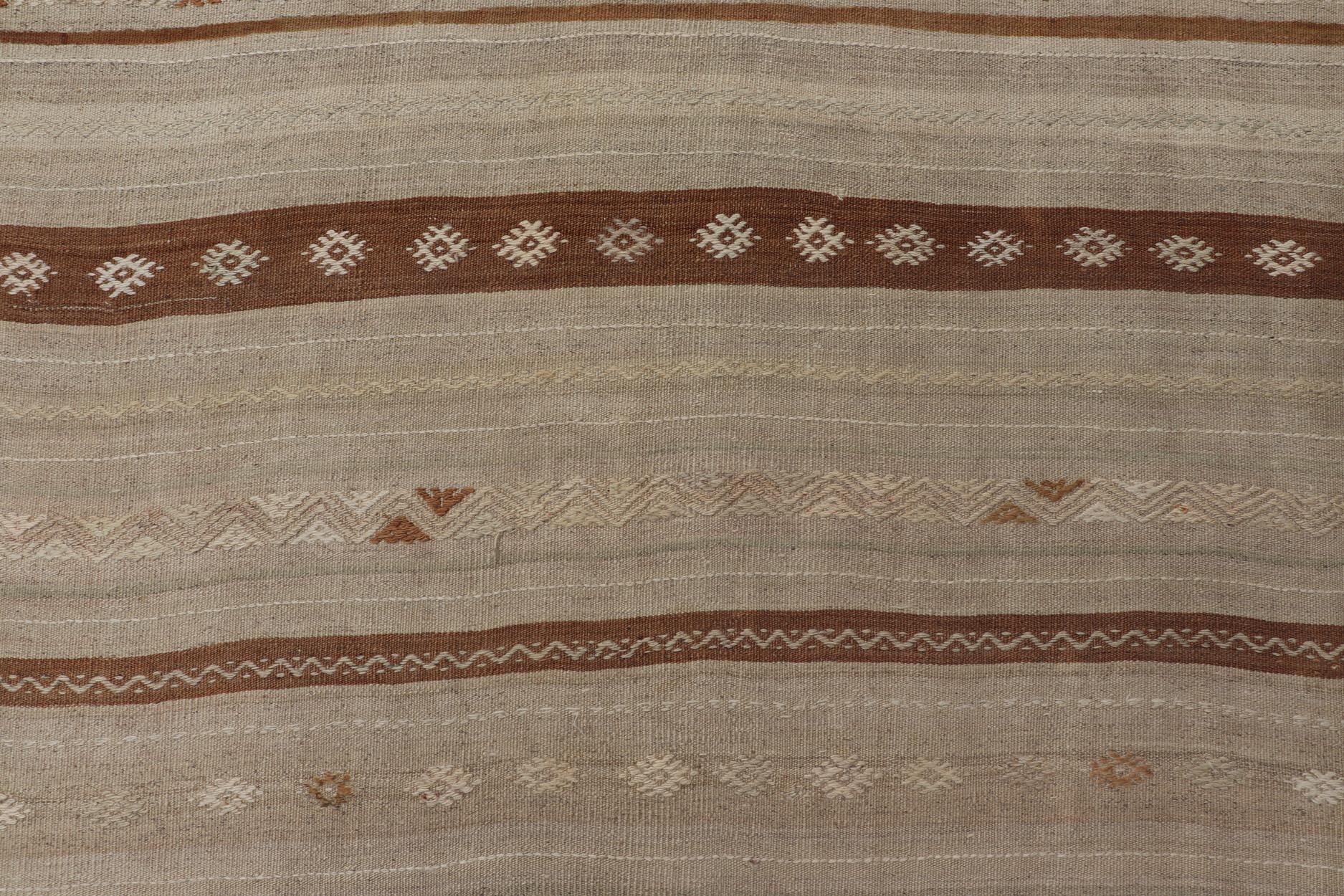 Alfombra Kilim Turca Vintage con Tonos Tierra y Motivos de Rayas  4'7 x 9'7 Tejido a mano en venta