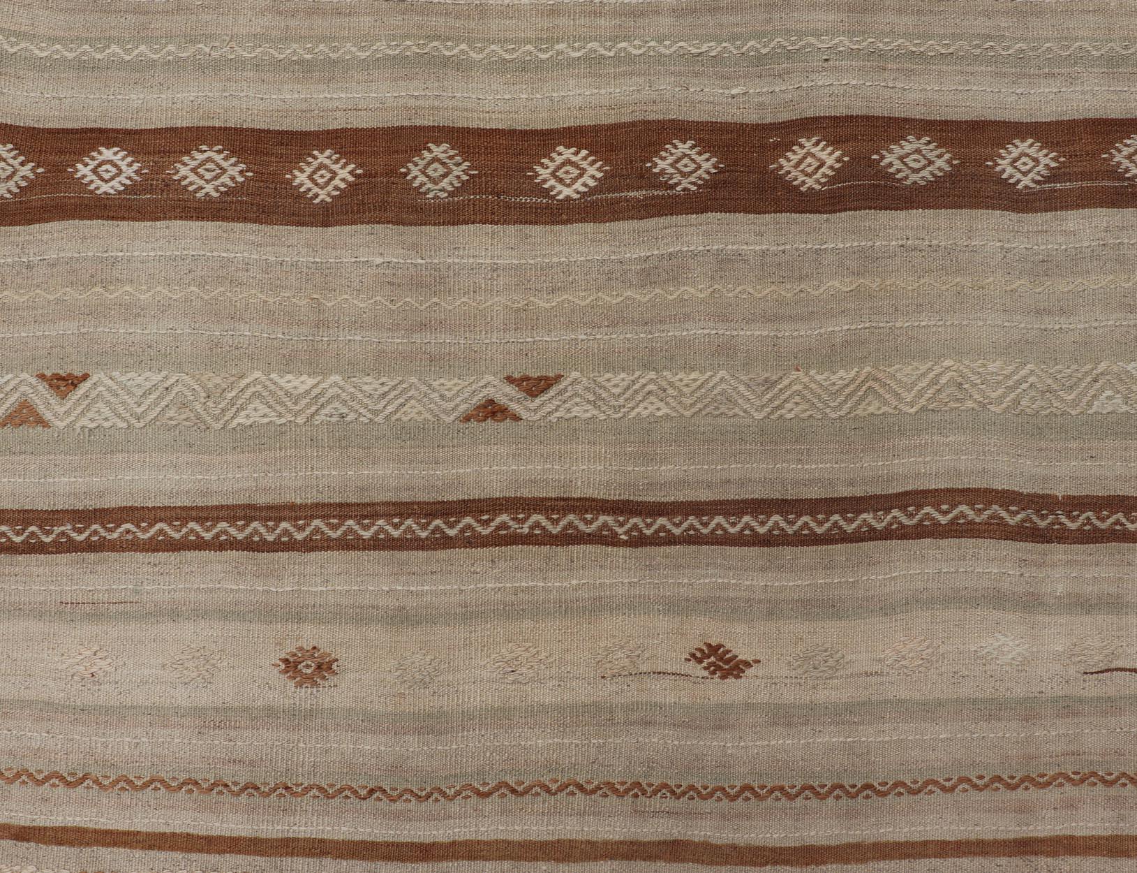 Alfombra Kilim Turca Vintage con Tonos Tierra y Motivos de Rayas  4'7 x 9'7 en Bueno estado para la venta en Atlanta, GA