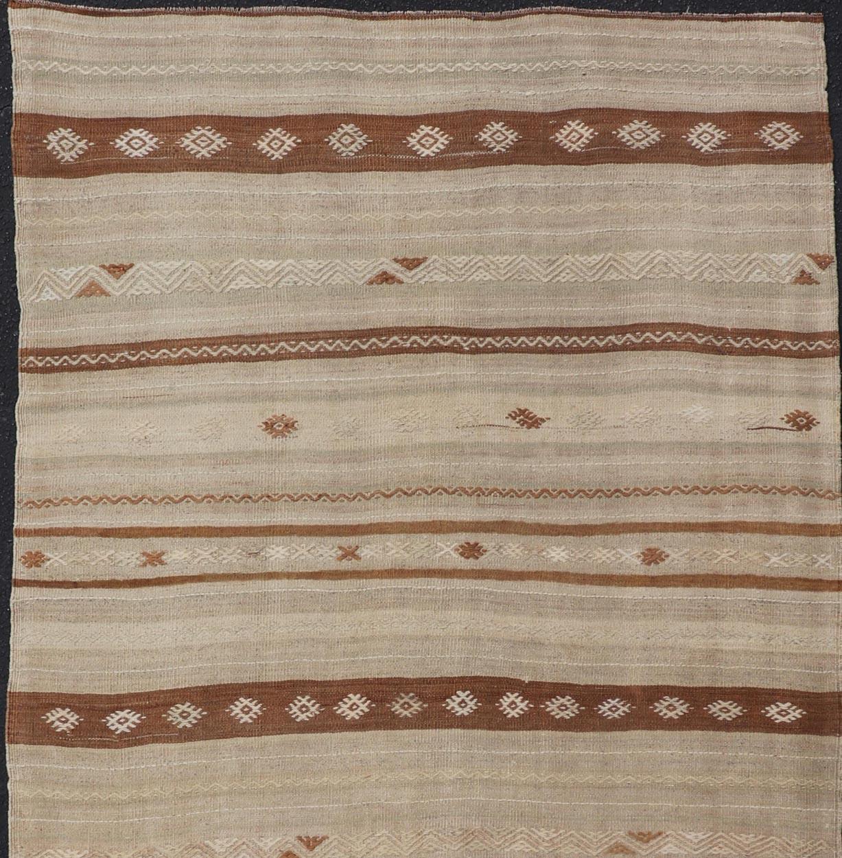 Alfombra Kilim Turca Vintage con Tonos Tierra y Motivos de Rayas  4'7 x 9'7 siglo XX en venta