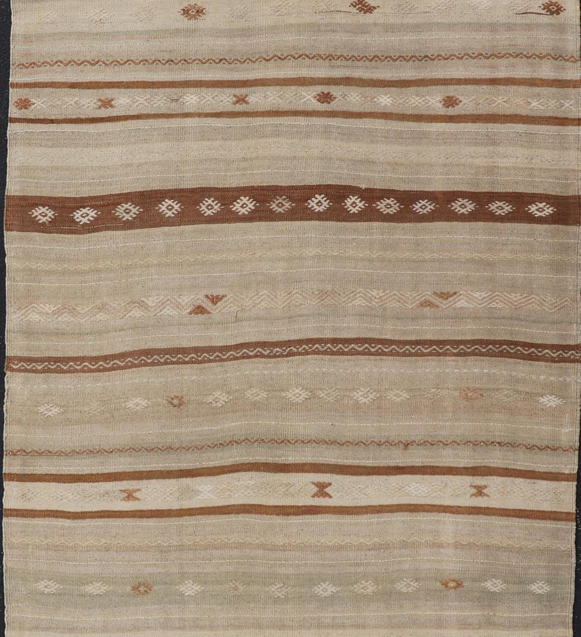 Alfombra Kilim Turca Vintage con Tonos Tierra y Motivos de Rayas  4'7 x 9'7 Lana en venta