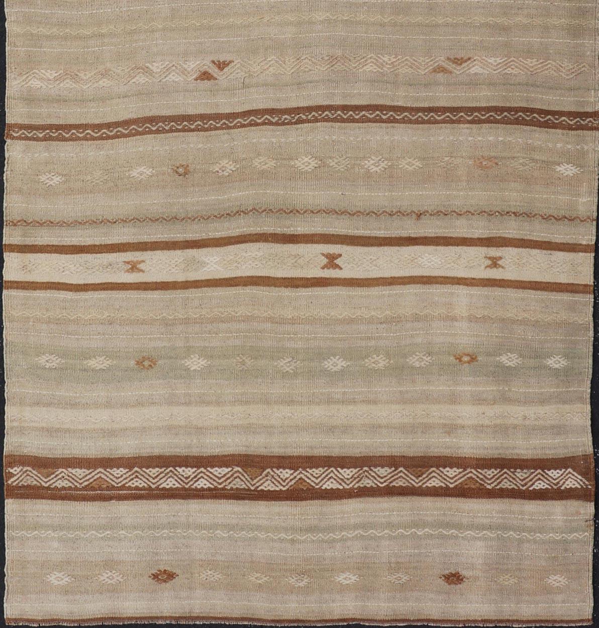 Alfombra Kilim Turca Vintage con Tonos Tierra y Motivos de Rayas  4'7 x 9'7 en venta 1