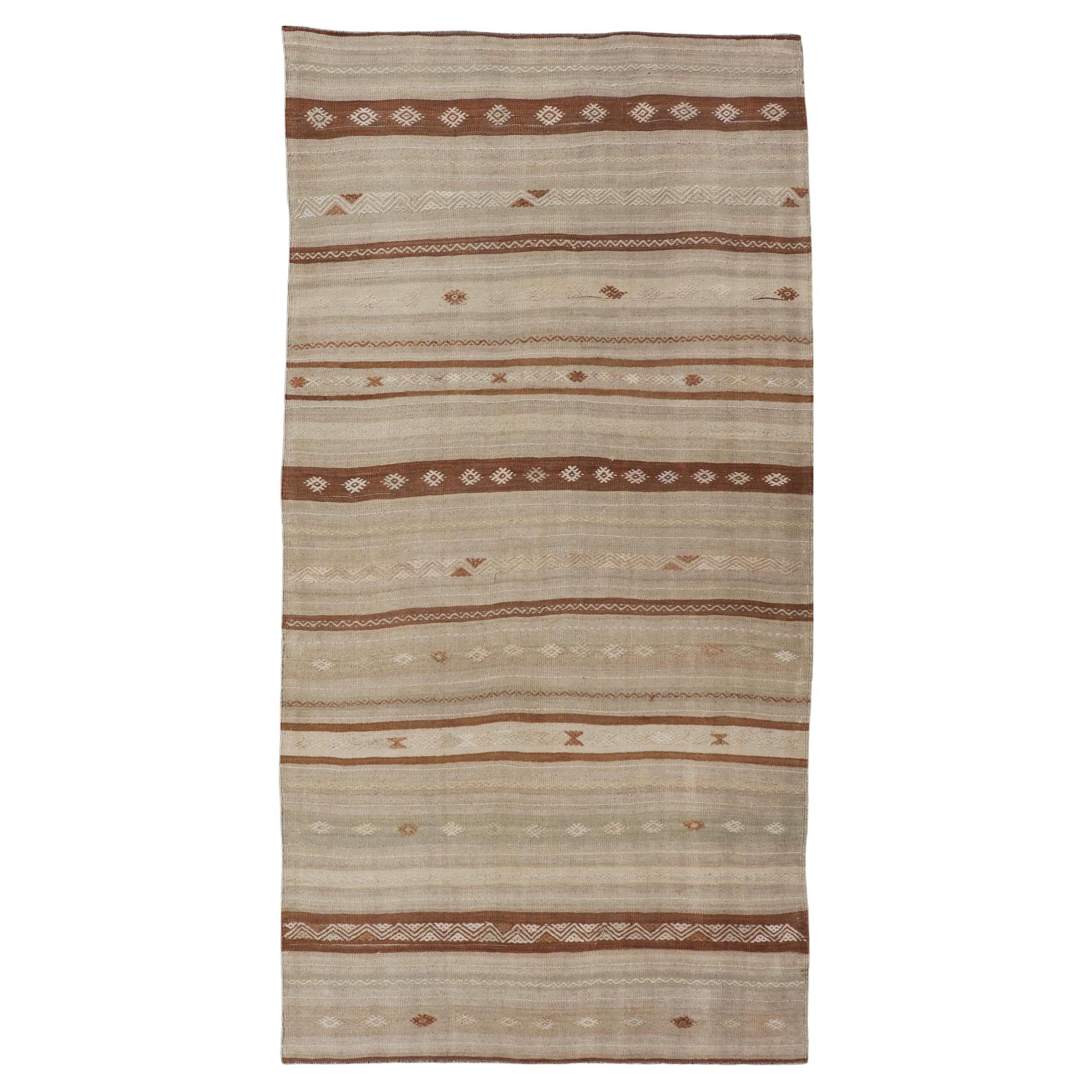 Tapis Kilim turc vintage aux tons terreux et aux motifs rayés  4'7 x 9'7