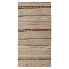 Tapis Kilim turc vintage aux tons terreux et aux motifs rayés  4'7 x 9'7