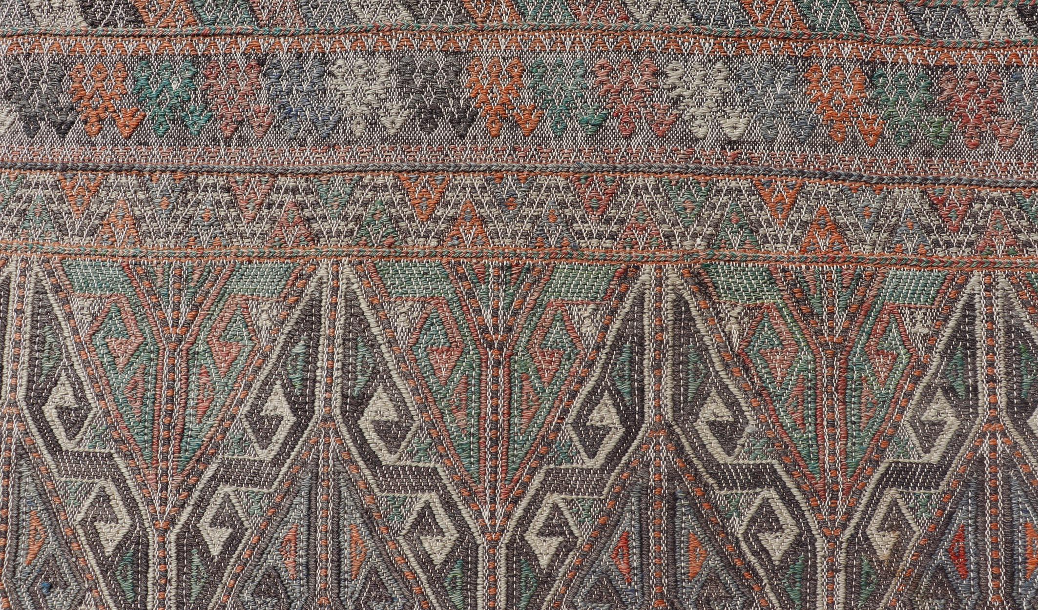 Medidas: 6'8 x 10'4 
Alfombra turca kilim vintage de intrincado diseño geométrico en cálidos tonos terrosos. Keivan Woven Arts / alfombra/TU-NED-5071, país de origen / tipo: Turquía / Kilim, hacia 1950. 

Esta alfombra turca Kilim vintage presenta