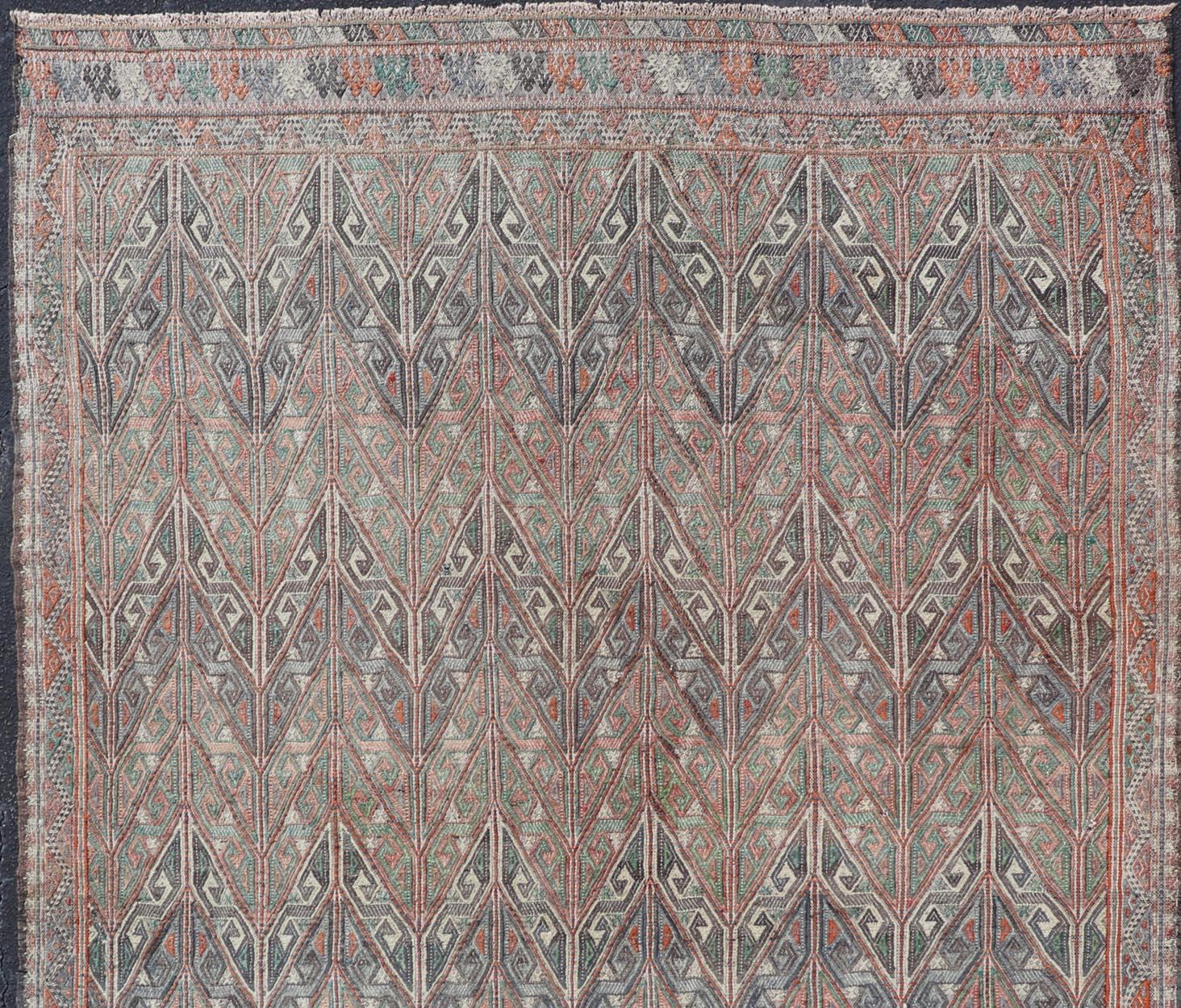 Alfombra Kilim Turca Vintage con Diseño Geométrico en Cálidos Tonos Terrosos 6'8 x 10'4 Tejido a mano en venta